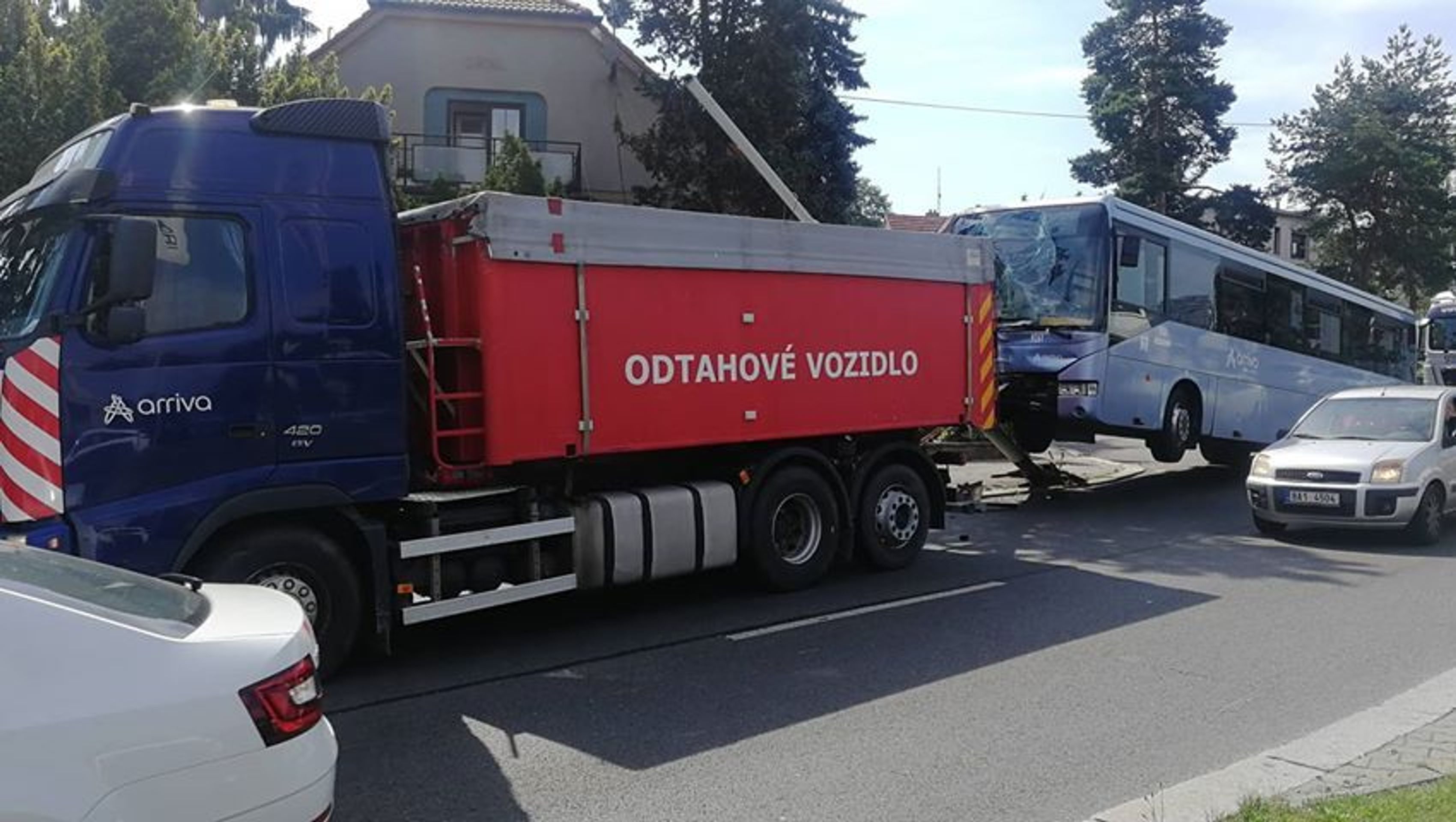 Havárie odtahovaného autobusu - 3 - GALERIE: Autonehoda na Chodově (6/8)