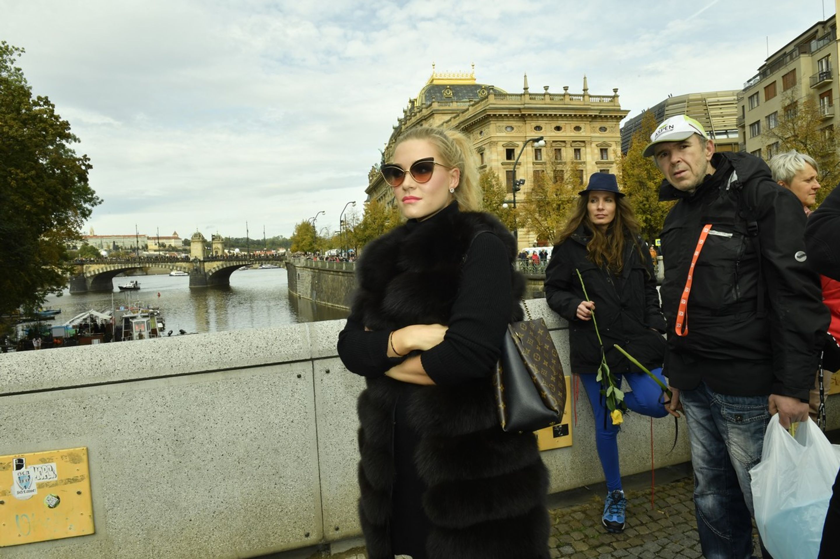 Dominika Myslivcová se přišel rozloučit Karlem Gottem - GALERIE: Známe osobnosti se loučí s Karlem Gottem (3/5)