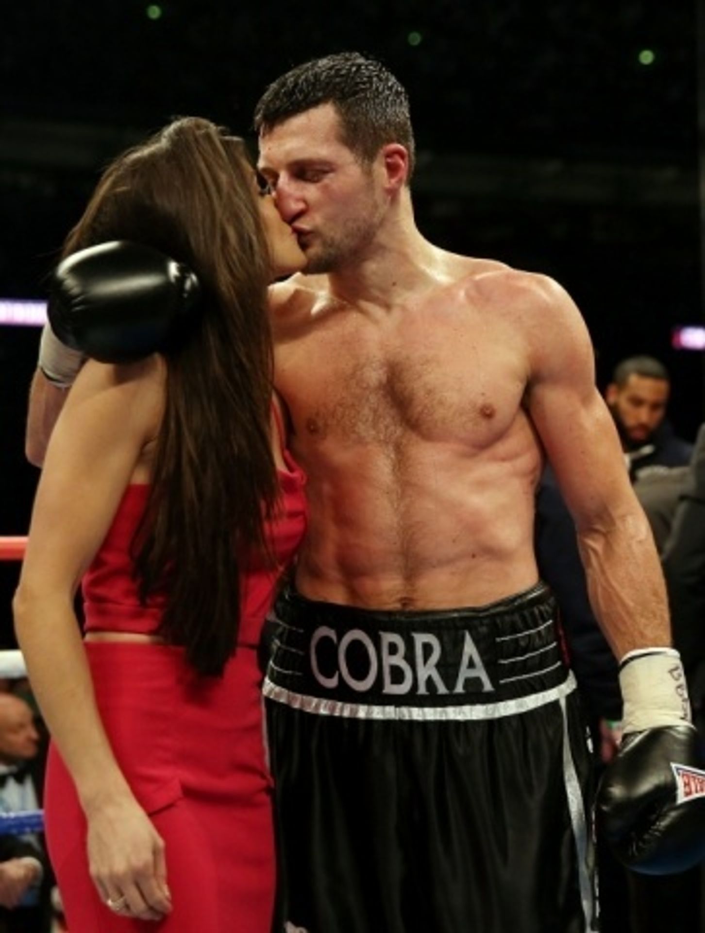 Boxer Carl Froch požádal v ringu přítelkyni o ruku - 2 - GALERIE: Boxer Froch obhájil titul ve střední váze a požádal přítelkyni o ruku (5/5)