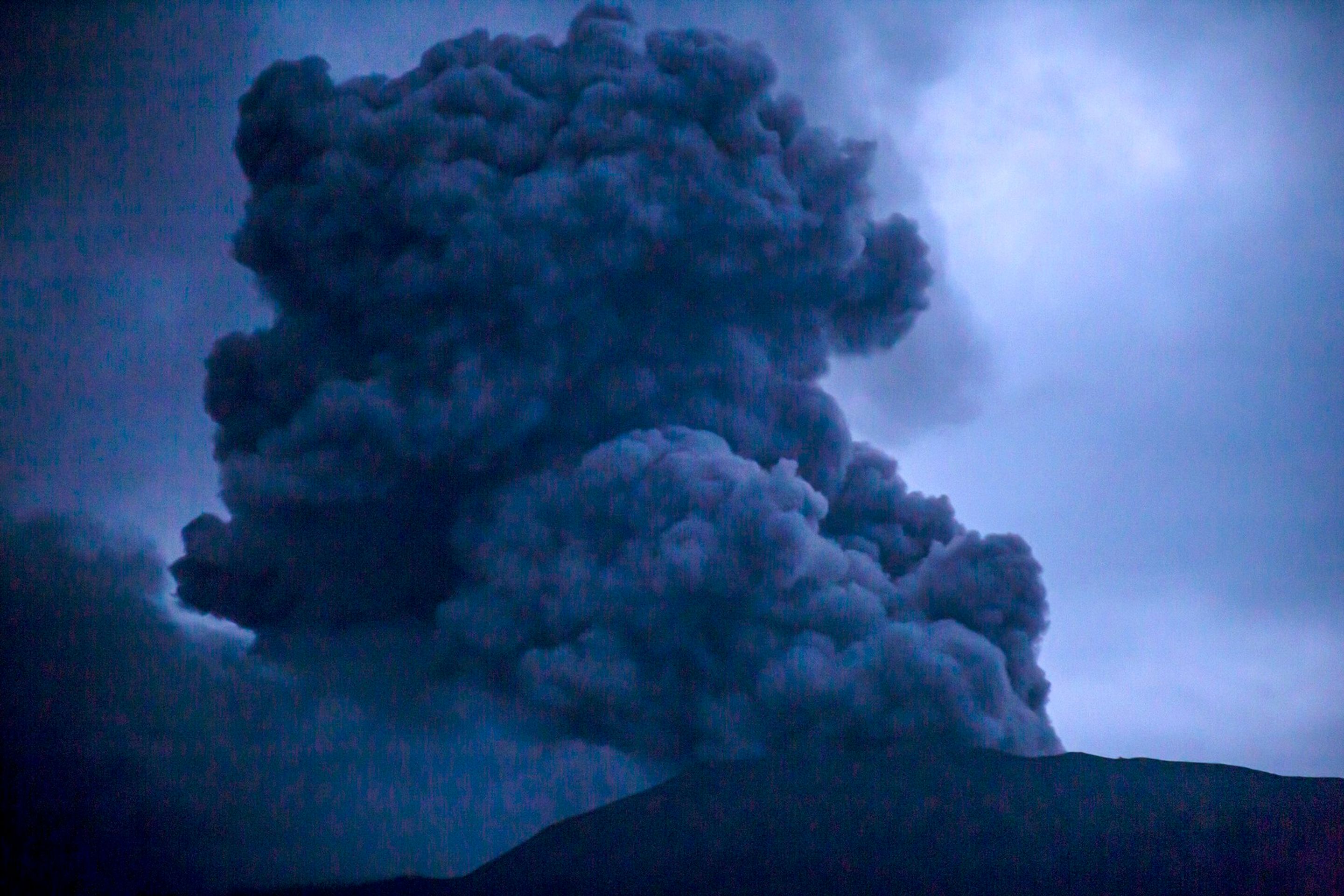 Erupce vulkánu Marapi, 4. 12. 2023 (2) - Erupce vulkánu Marapi (1/4)