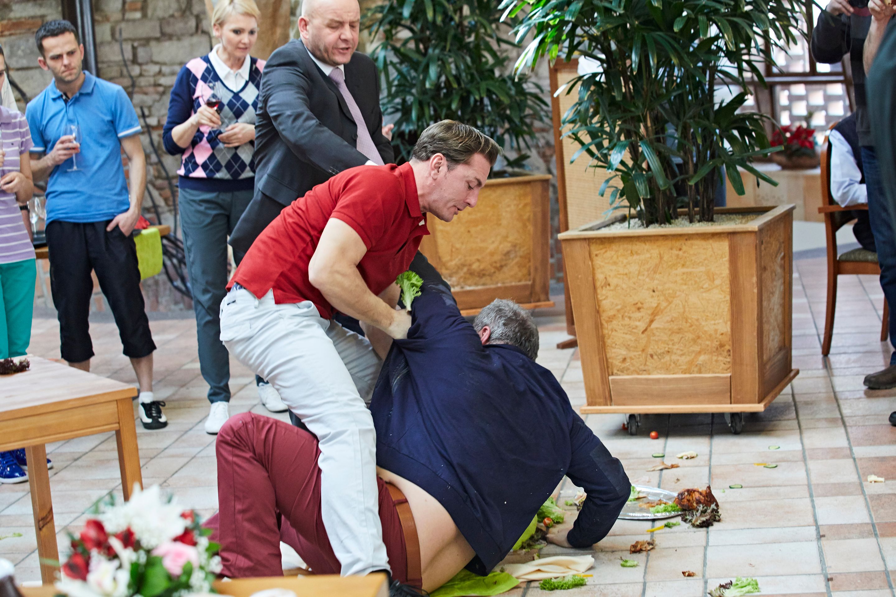 Rvačka v Ordinaci: Zounar dostane do obličeje od Vondráčka - GALERIE: Rvačka v Ordinaci (9/10)
