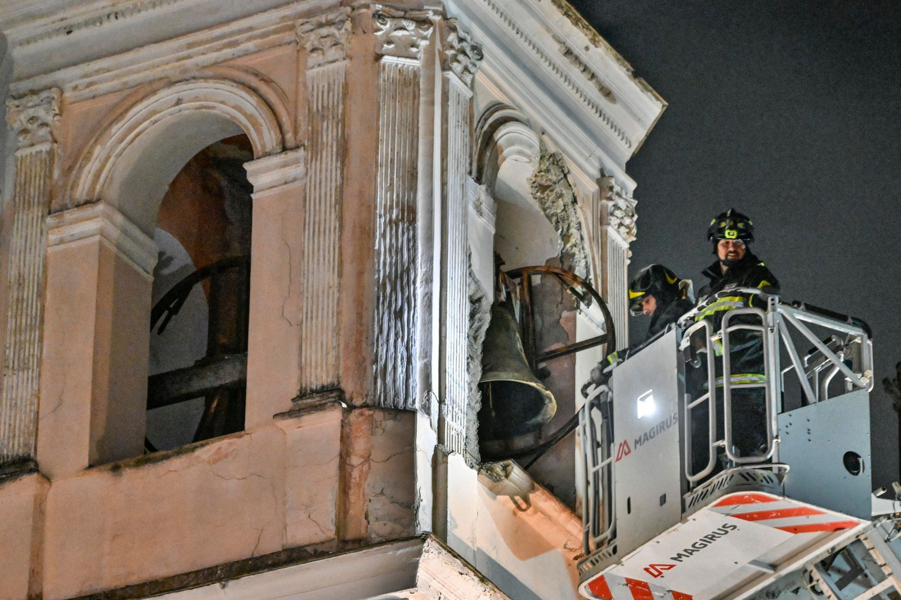 Hasiči kontrolují zvonici v kostele Sant'Anna po zemětřesení, 13. 3. 2025 - V Itálii hrozí erupce sopky (4/8)