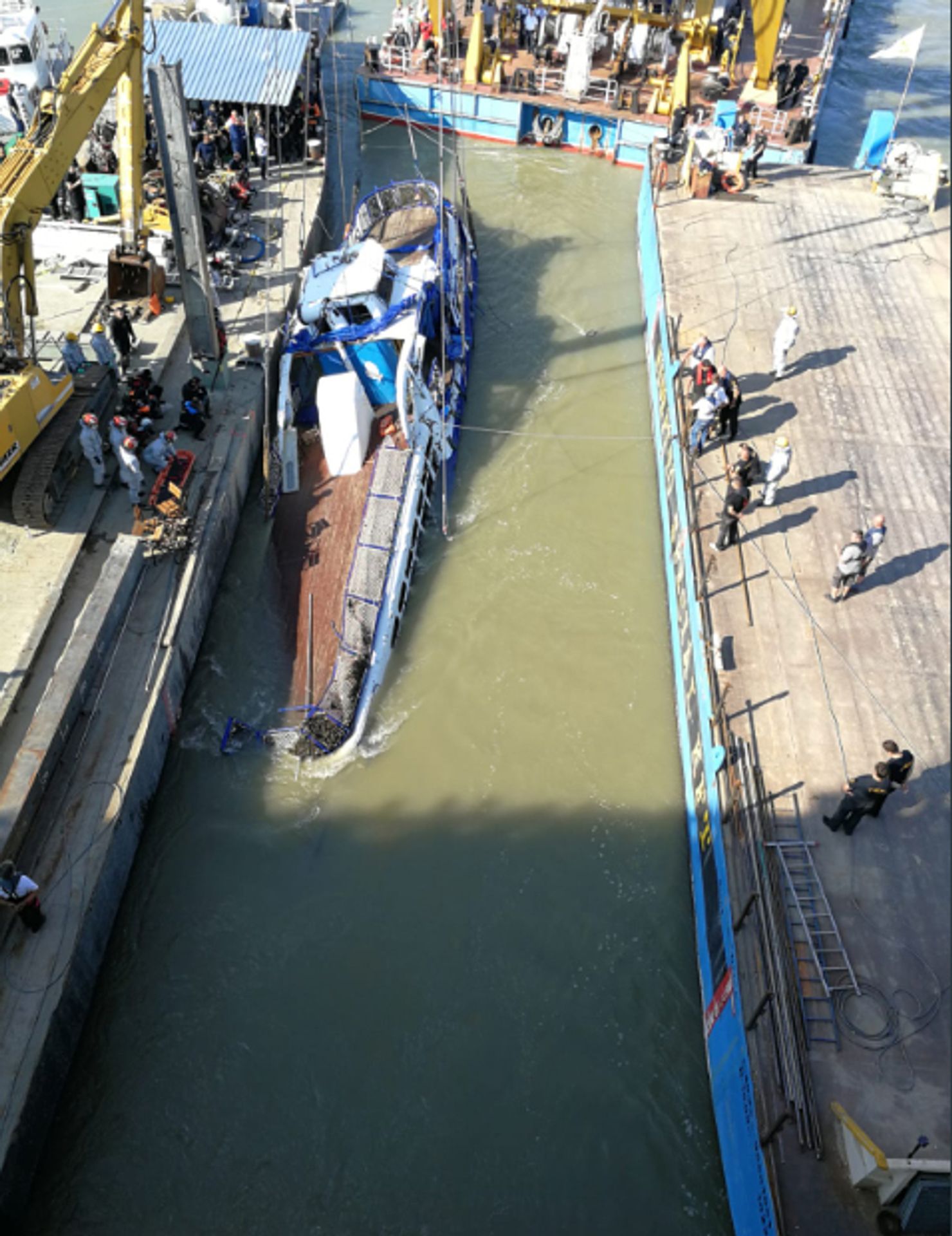 Pomoc české policie s vyzvednutím vraku potopené lodi v Budapešti - 1 - GALERIE: Pomoc české policie s vyzvednutím vraku potopené lodi v Budapešti (1/6)