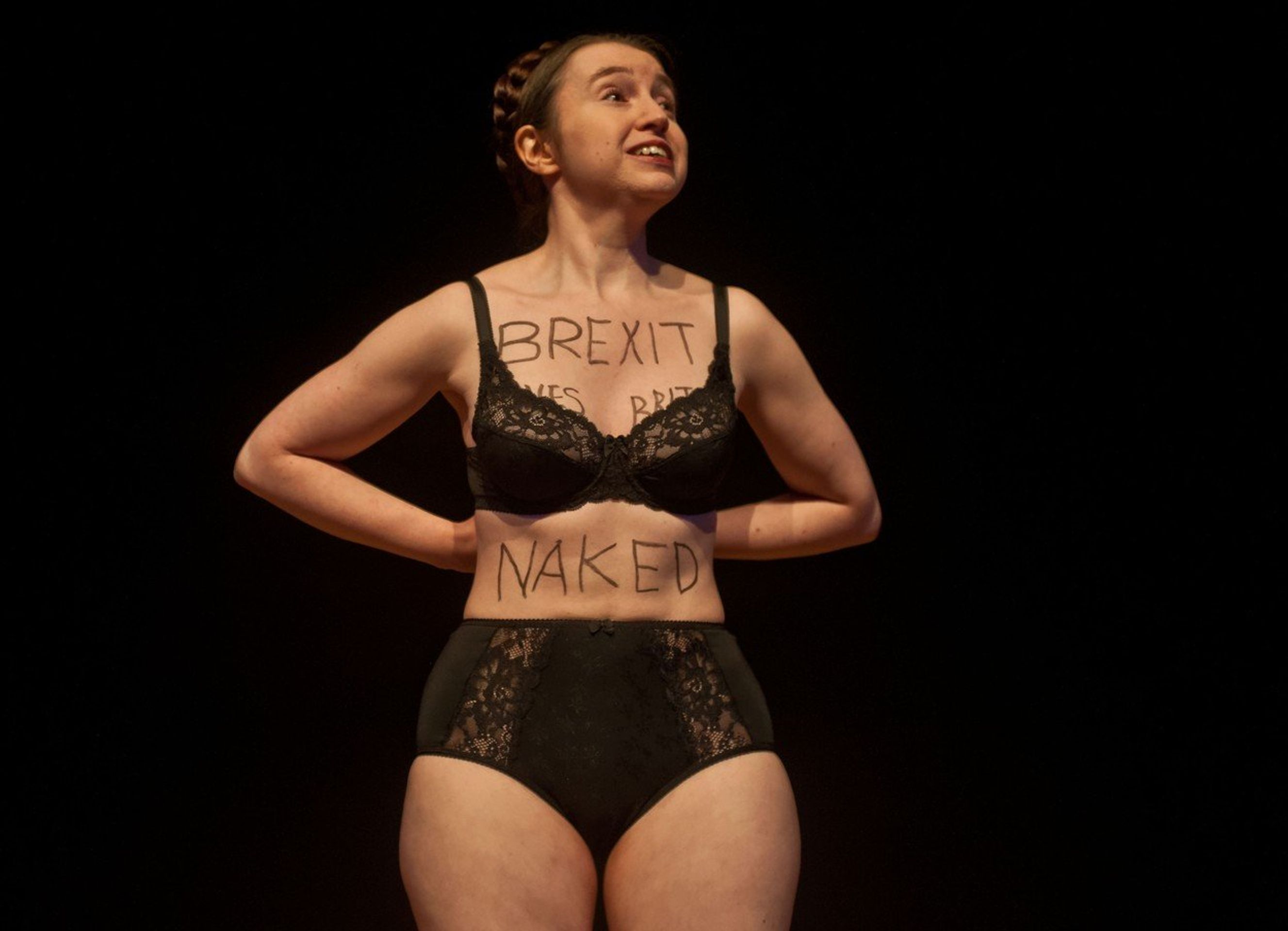 Ekonomka Victoria Batemanová - GALERIE: Profesorka Victoria Batemanová se svléká v kampani proti Brexitu (4/5)
