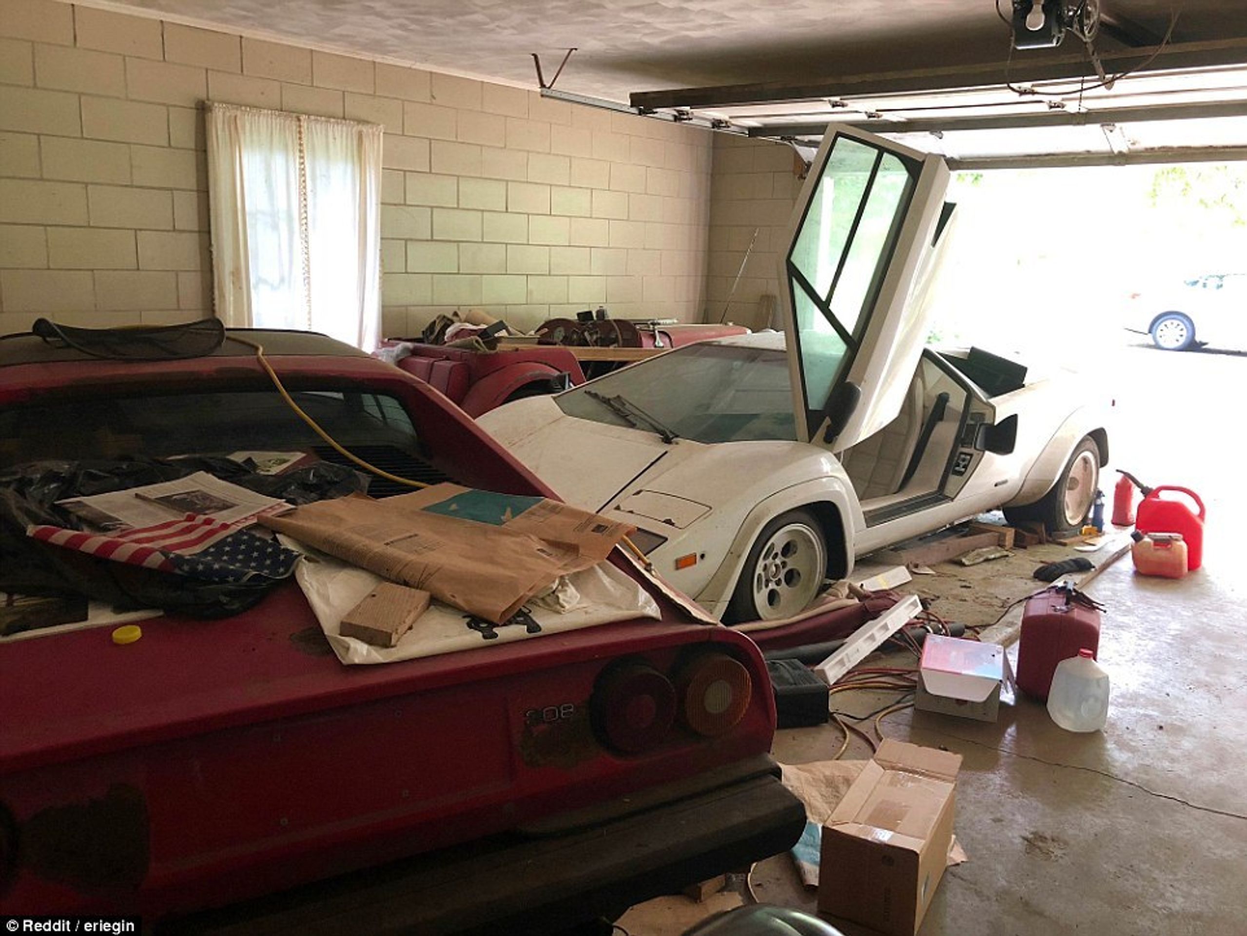 Lambo Countach a Ferrari 308 pod vrstvou hraburdí. - 14 - Fotogalerie: Lamborghini Countach a Ferrari 308 pod vrstvou haraburdí (2/7)