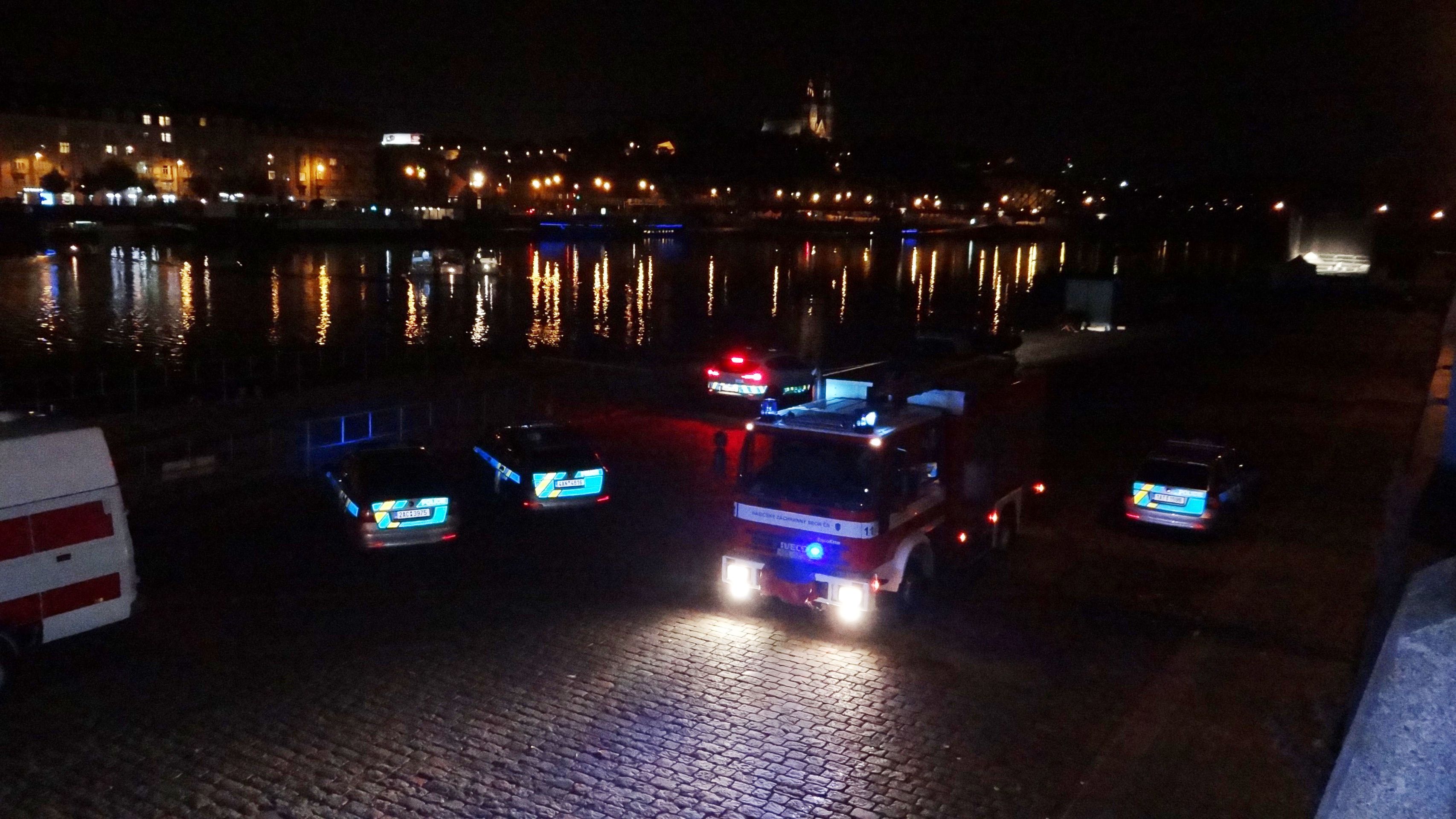 Auto uvázali potápěči, aby ho hasiči mohli vytáhnout jeřábem - GALERIE: Auto sjelo v Praze do Vltavy (6/6)