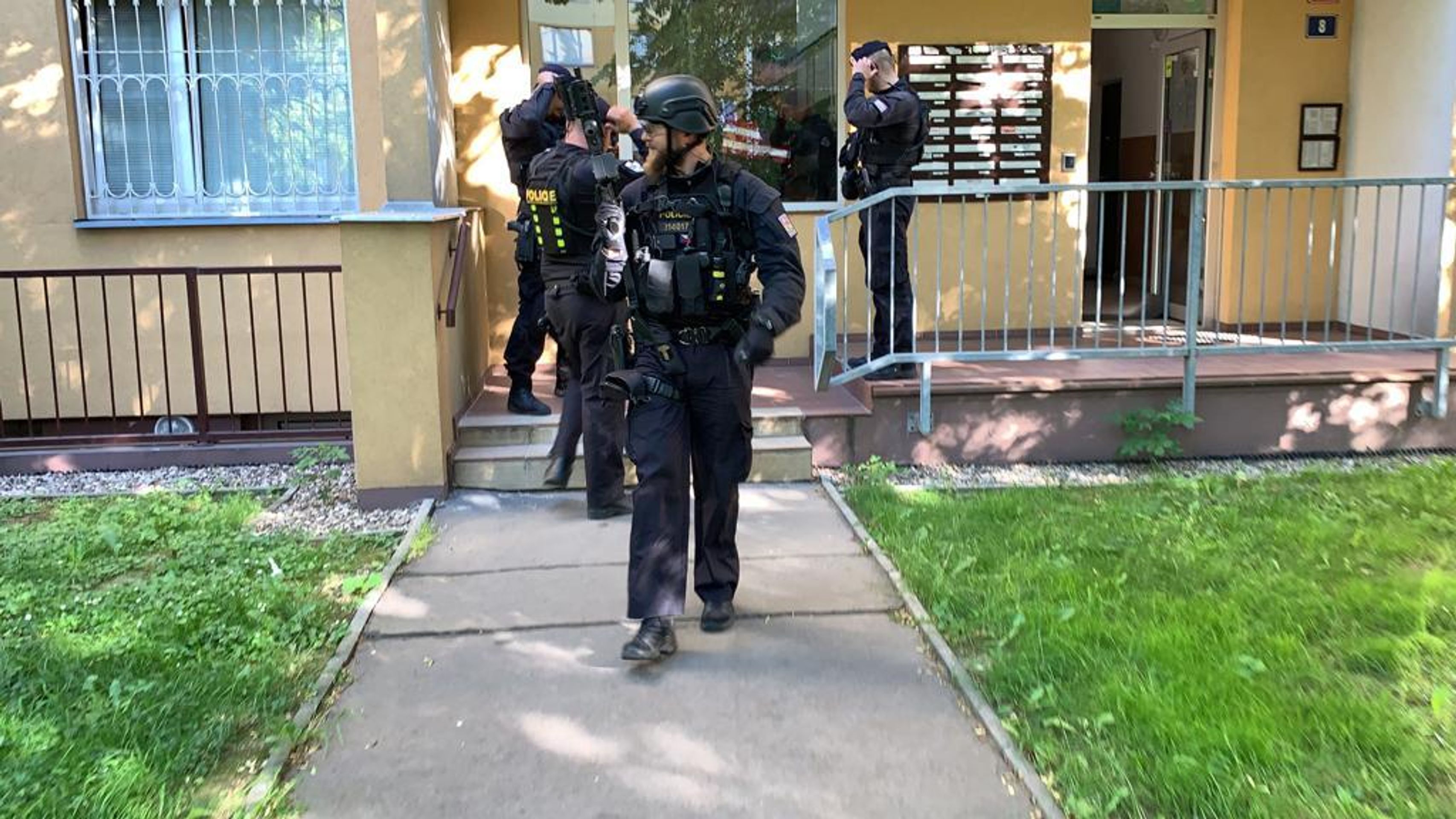 Muž v Praze hrozil zbraní - 3 - GALERIE: Opilí muž měl ohrožovat okolí puškou (9/11)