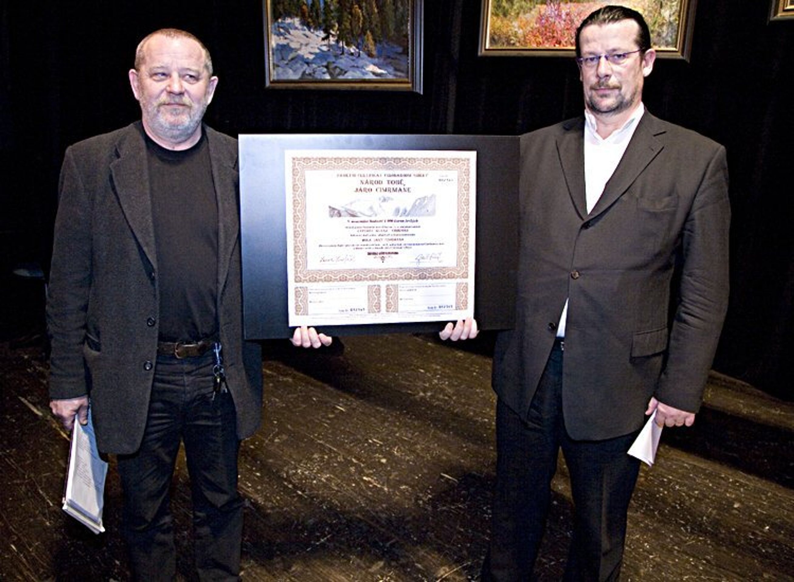 Herec Václav Kotek a Evžen Hart představují certifikát, kterým lze přispět. - Vysbírá si Cimrman na horu? - video přednáška (2/5)