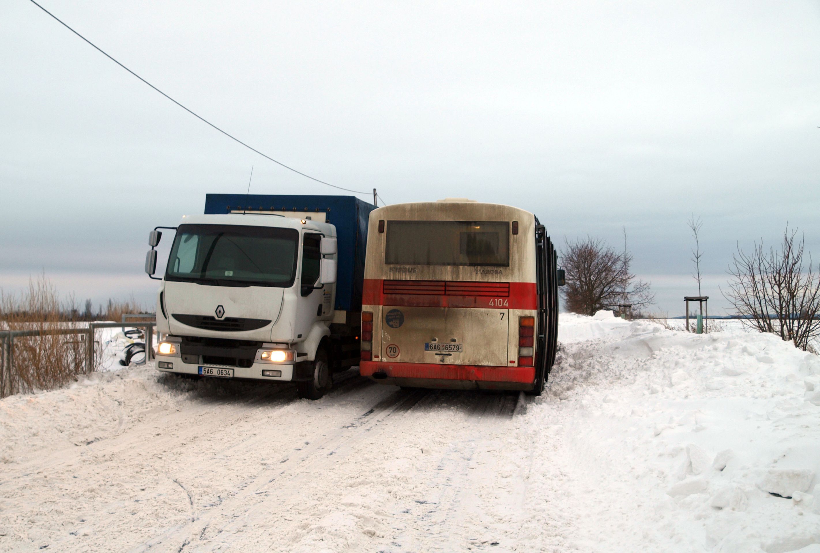Chýně - uvíznutí autobusu - 1 - GALERIE - Chýně (1/7)