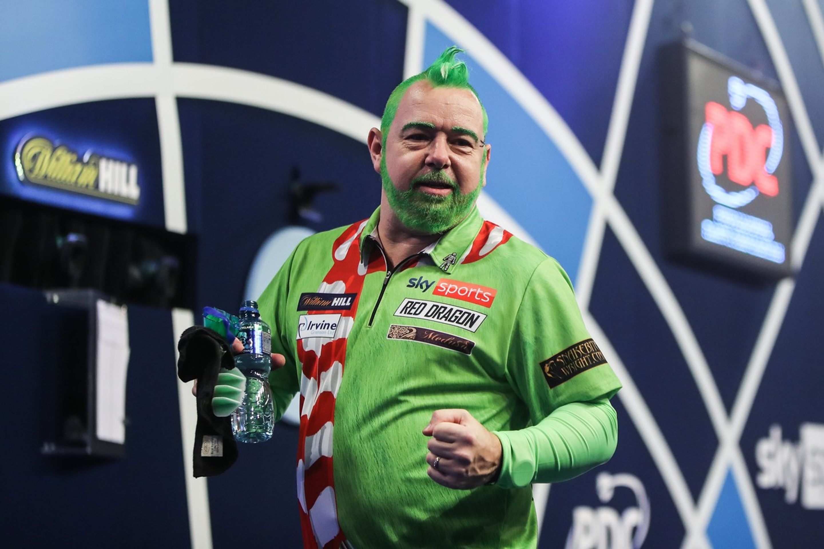 Peter Wright v kostýmu grinche - GALERIE: Wright se oblékl za grinche a zpestřil letošní šipkařské MS (3/9)