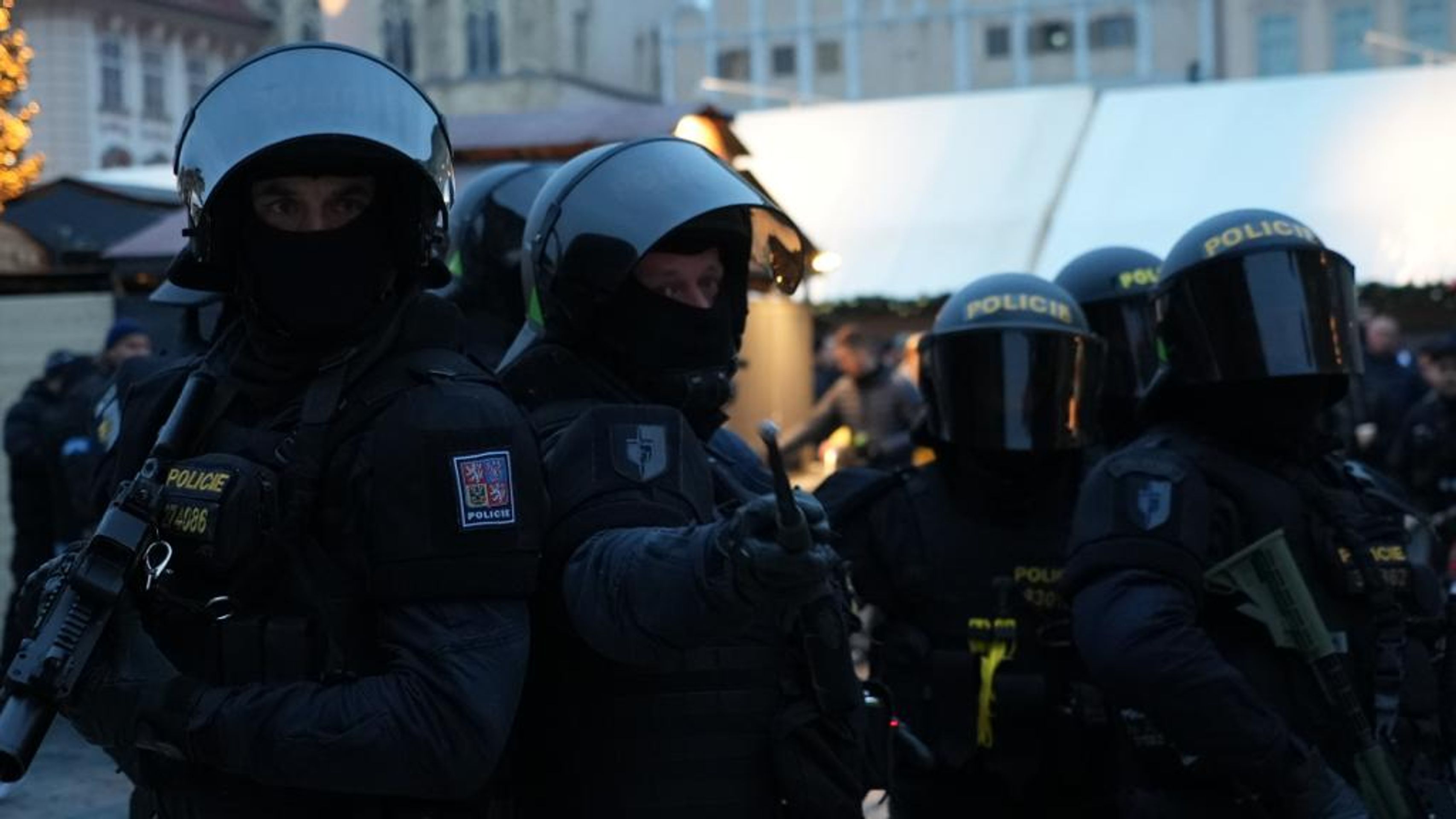 Policejní zákrok proti holandským fanouškům na Staroměstském náměstí (7) - Policejní zákrok proti holandským fanouškům (5/11)