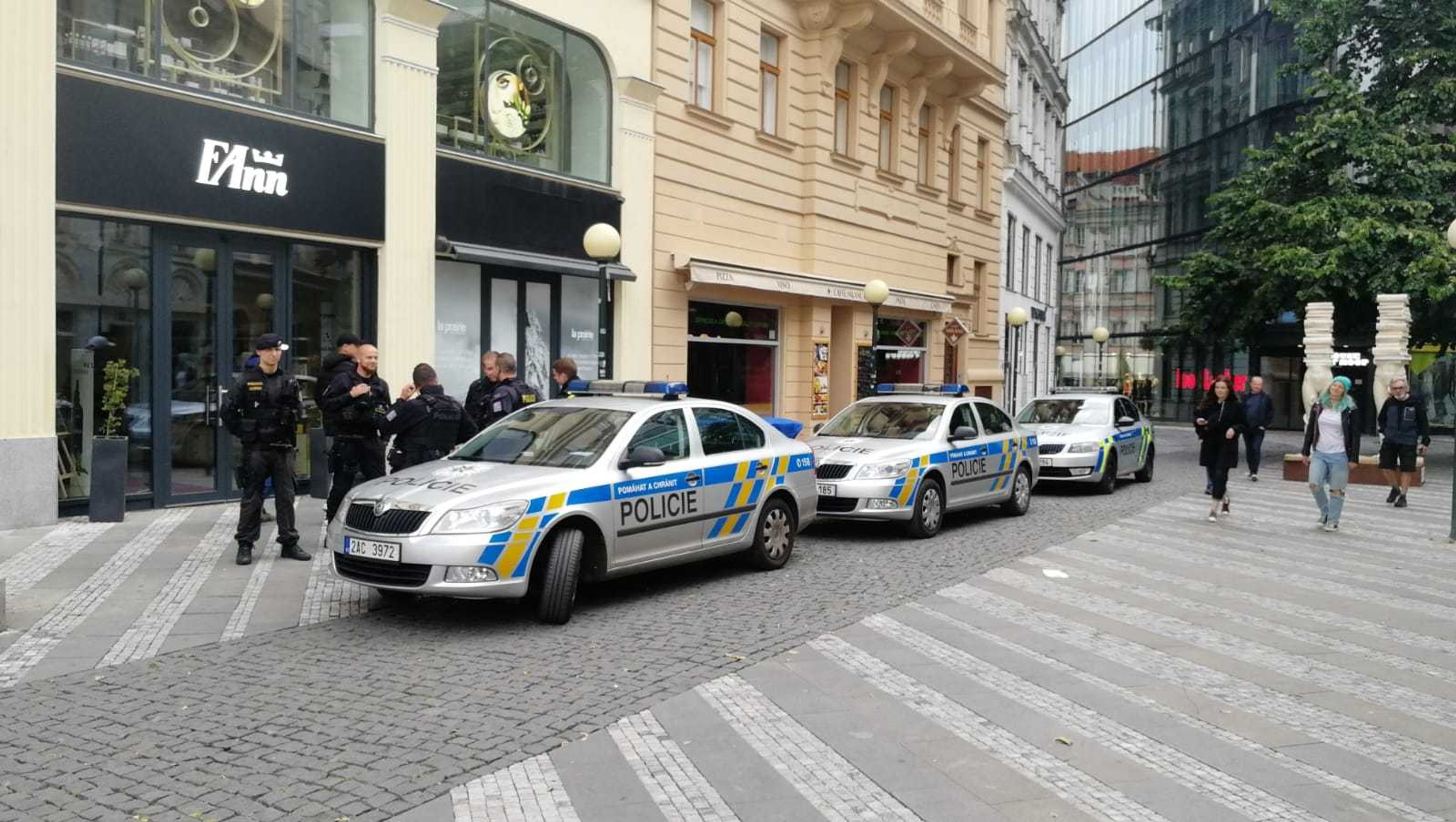 Fronta na bankovku je stále delší - 4 - GALERIE: Lidé čekají na bankovku s Gottem (12/15)