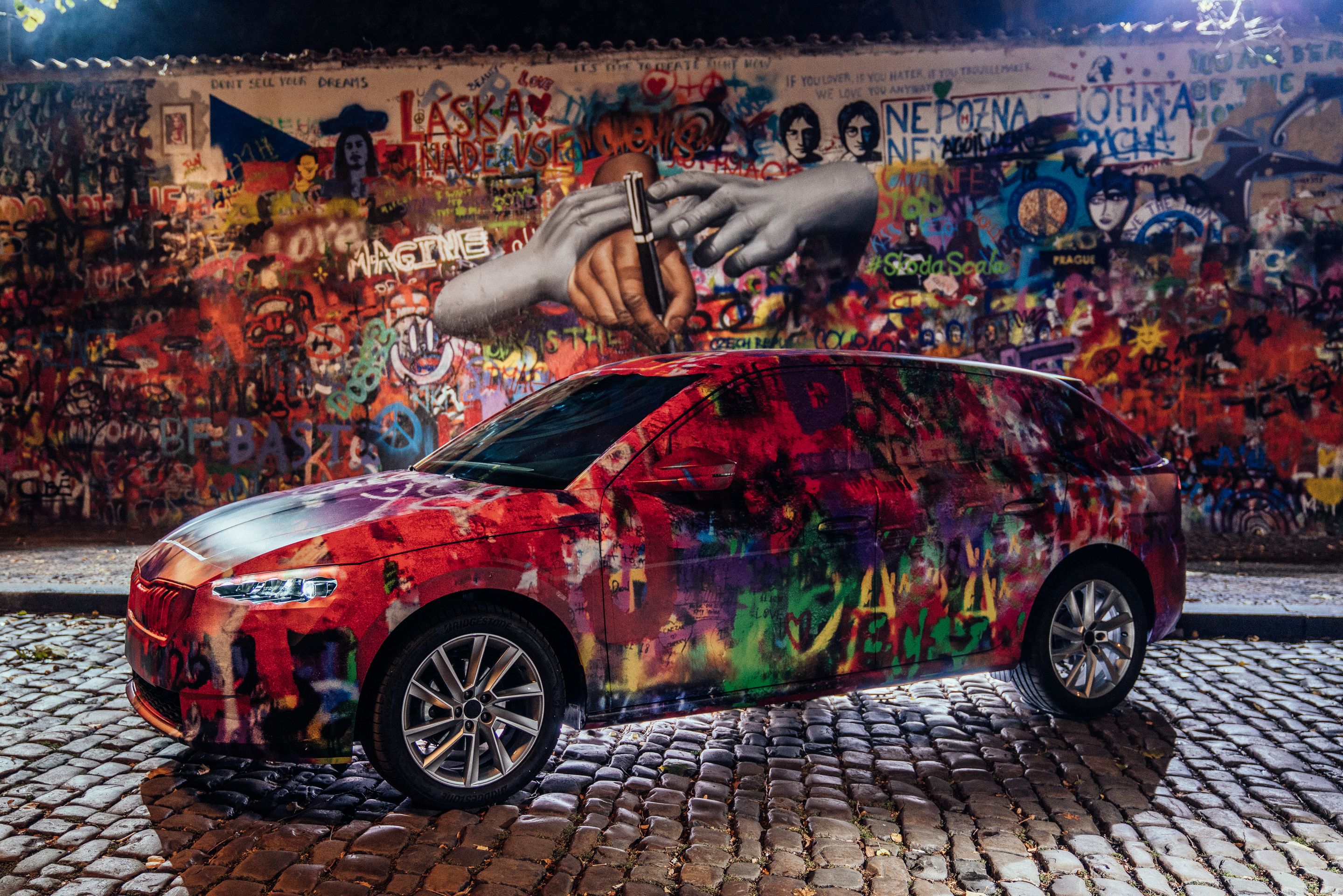 Škoda Scala s kamufláží ve stylu streetartu - Fotogalerie: Interiér a unikátní kamufláž nové Škody Scala (7/8)