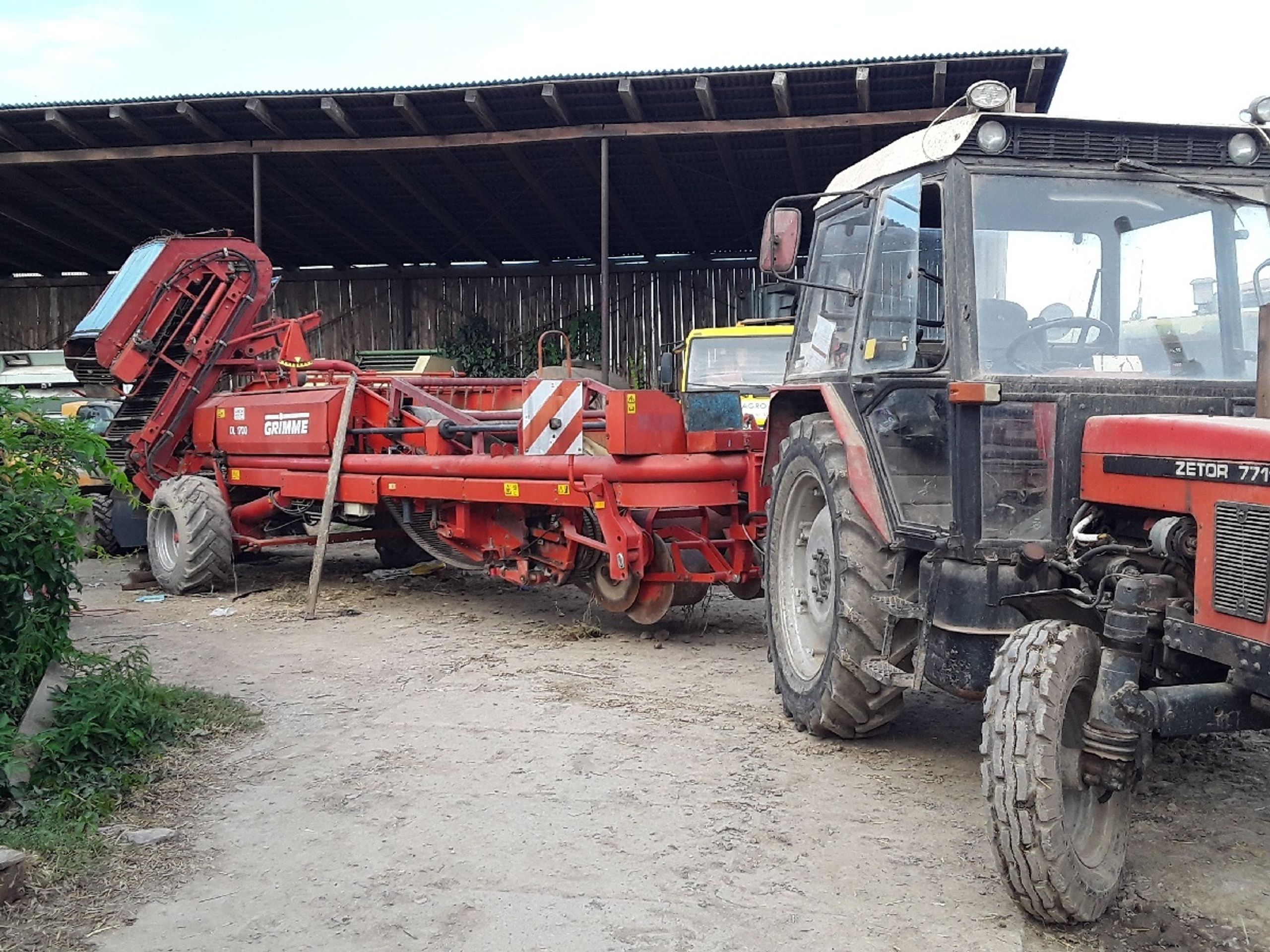 Muži se zasekla noha ve stroji na brambory - 6 - GALERIE: Muže vyprostili ze stroje na brambory (5/5)