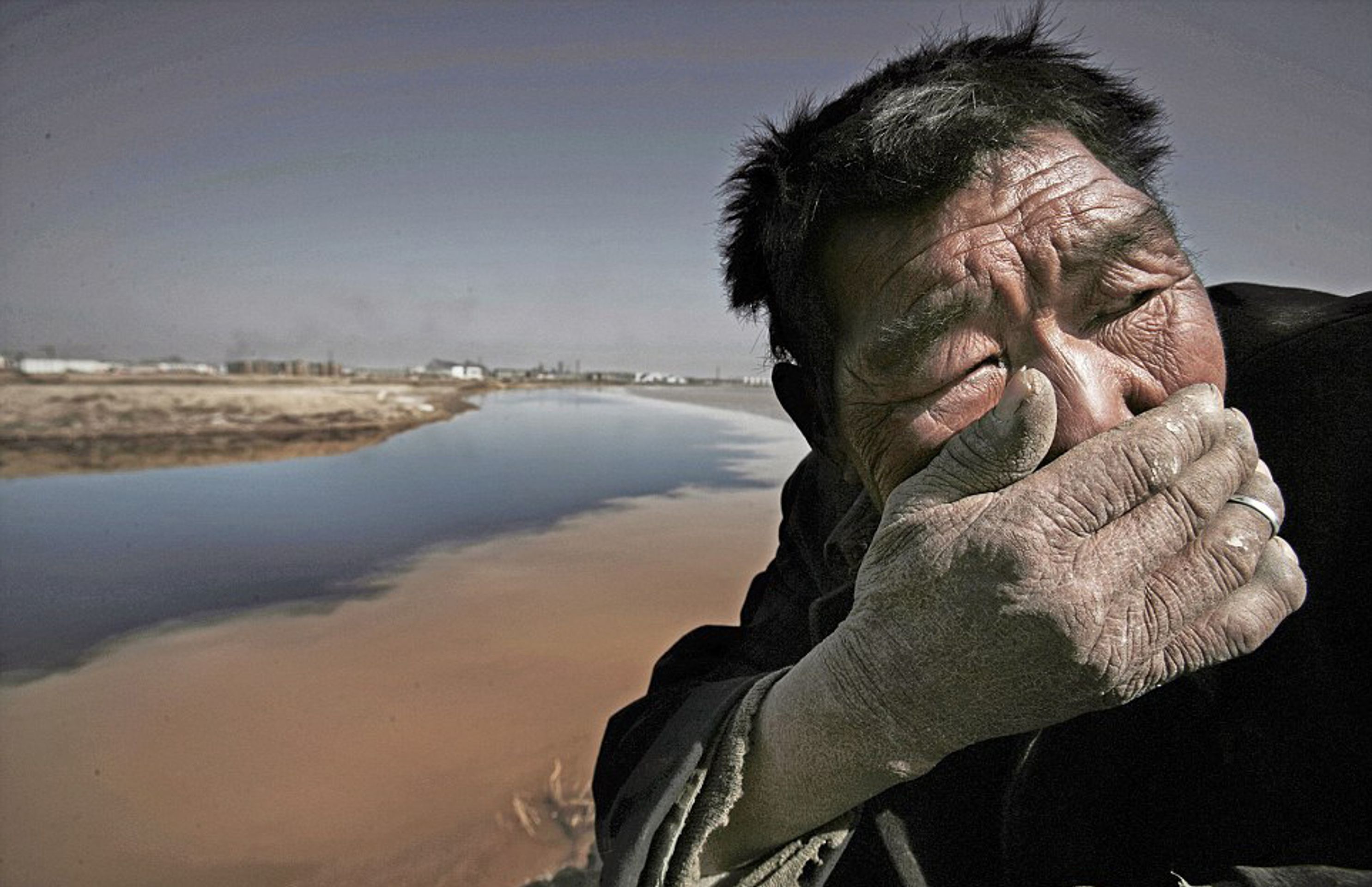 Fotografie znázorňující ničivé důsledky přelidnění - Žlutá řeka v Mongolsku, v její blízkosti se obtížně dýchá, kvůli jejímu znečištění - GALERIE: Fotografie znázorňující ničivé důsledky přelidnění (21/28)