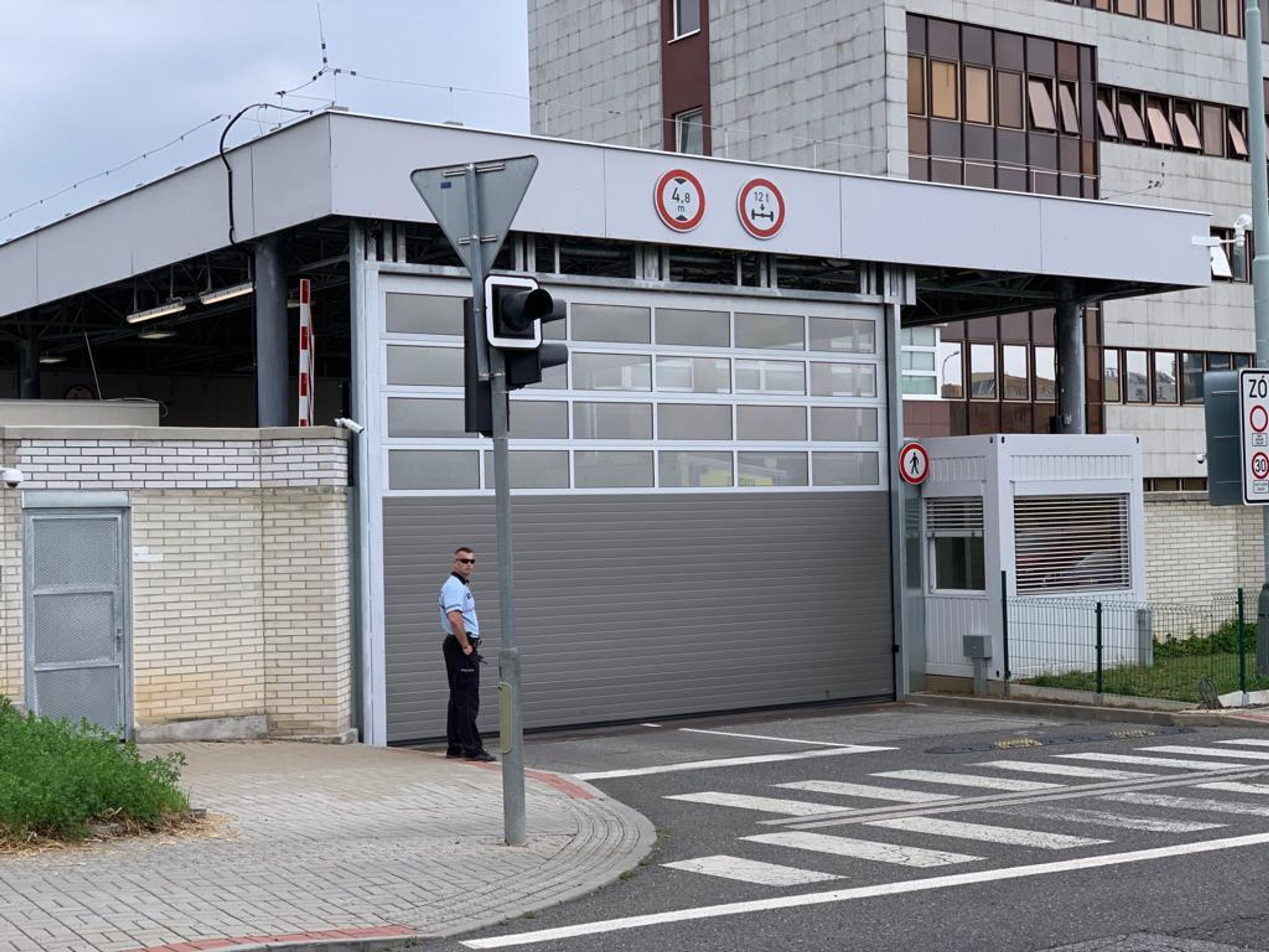 Zásah hasičů a záchranářů a protichemické služby u budovy BIS - 1 - GALERIE: Zásah hasičů a záchranářů a protichemické služby u budovy BIS (1/5)