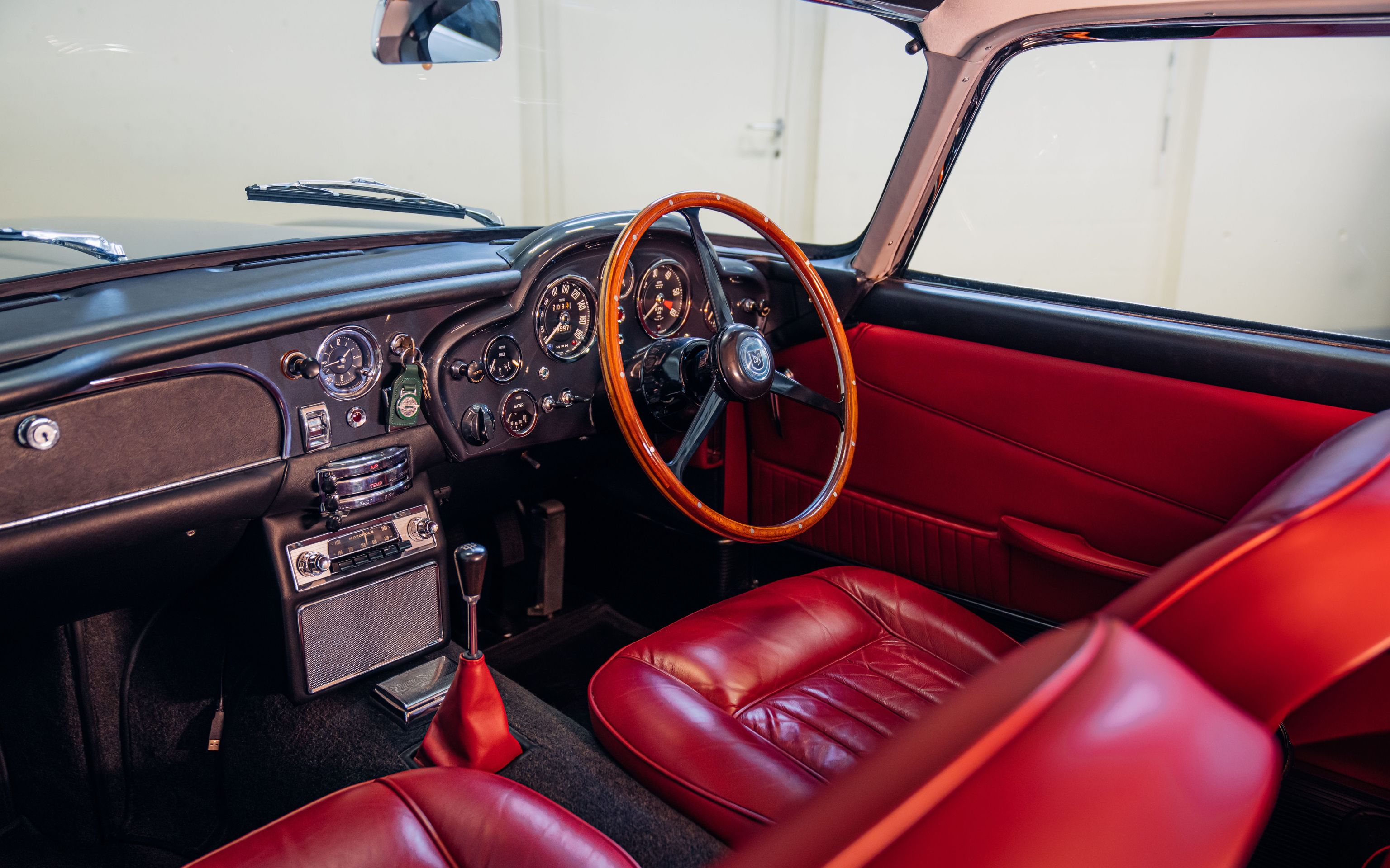 Aston Martin DB5 z roku 1964, který Seanu Connerymu - Aston Martin DB5 z roku 1964, který patřil Seanu Connerymu (5/11)