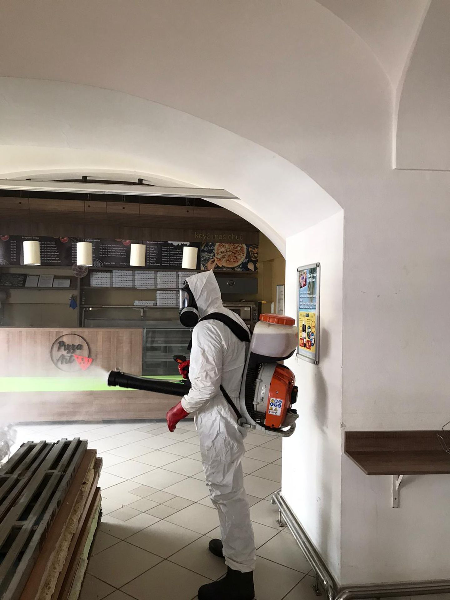 Uzavření supermarketu v Litomyšli kvůli koronaviru - 3 - GALERIE: Uzavření supermarketu v Litomyšli kvůli koronaviru (3/7)