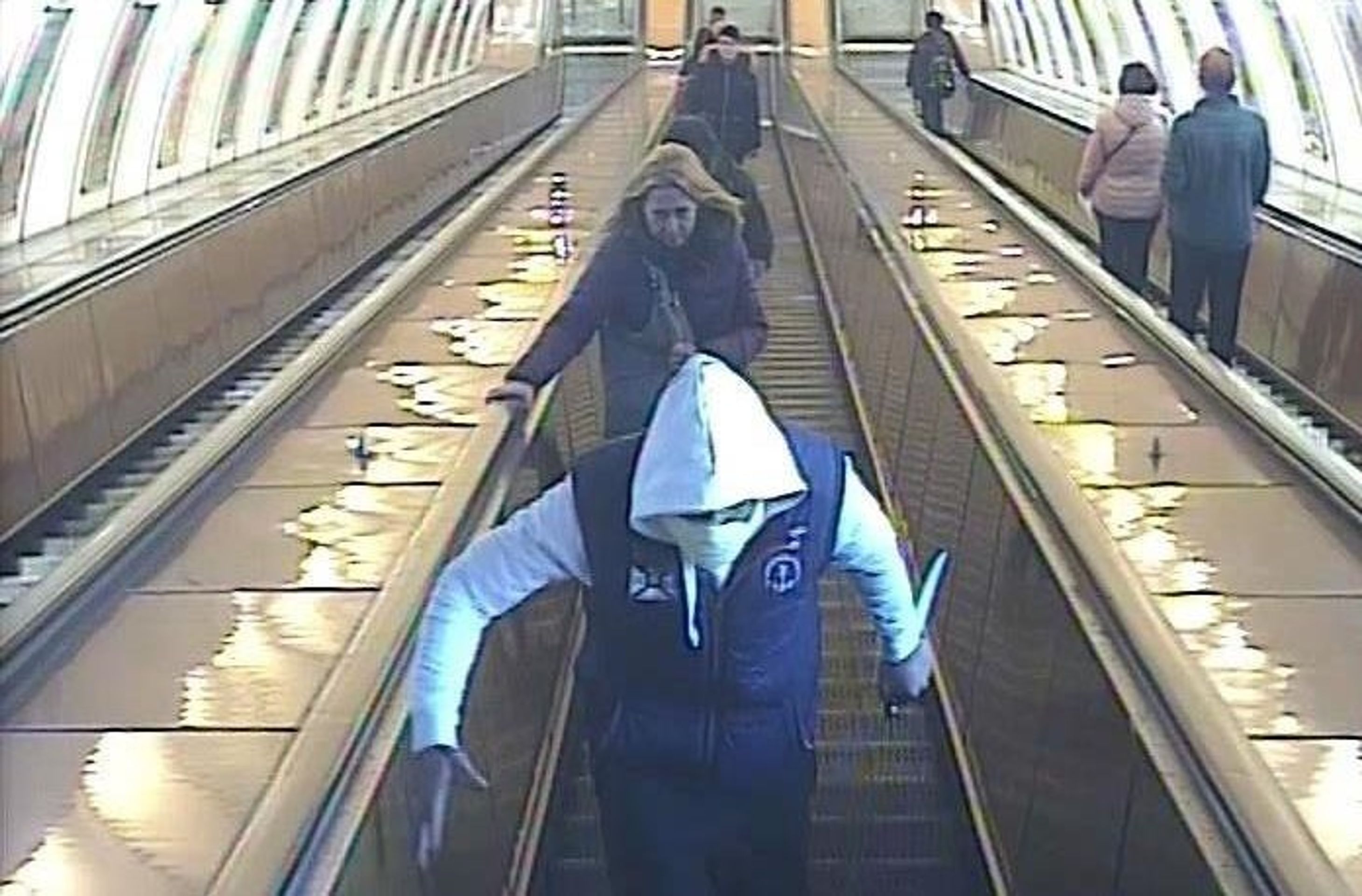 Cizinec napadal v metru lidi nožem - 1 - GALERIE: Cizinec v metru napadal lidi nožem (2/4)