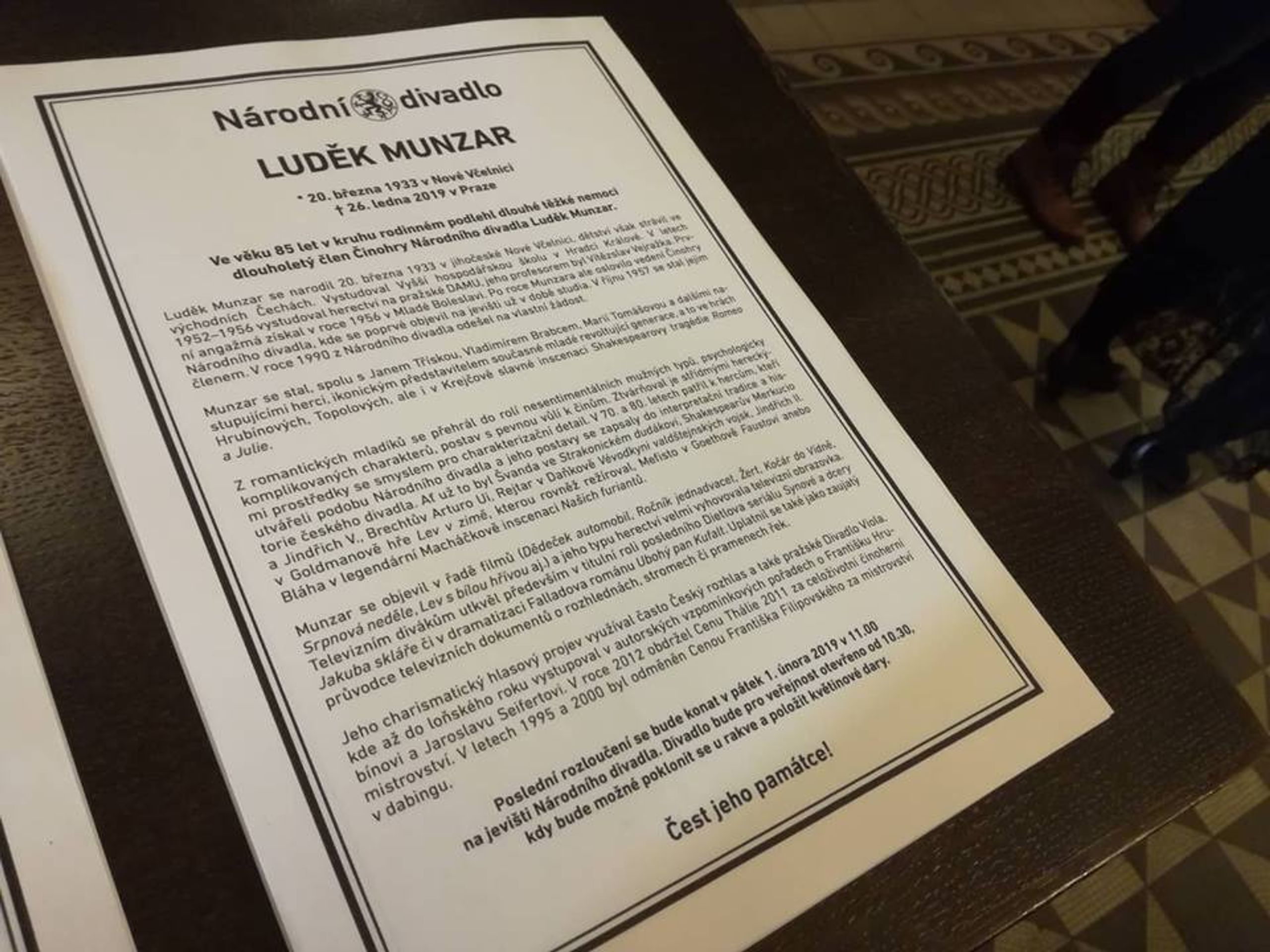 Rozloučení s Luďkem Munzarem - parte - GALERIE: Lidé se loučí s hercem Luďkem Munzarem (34/40)