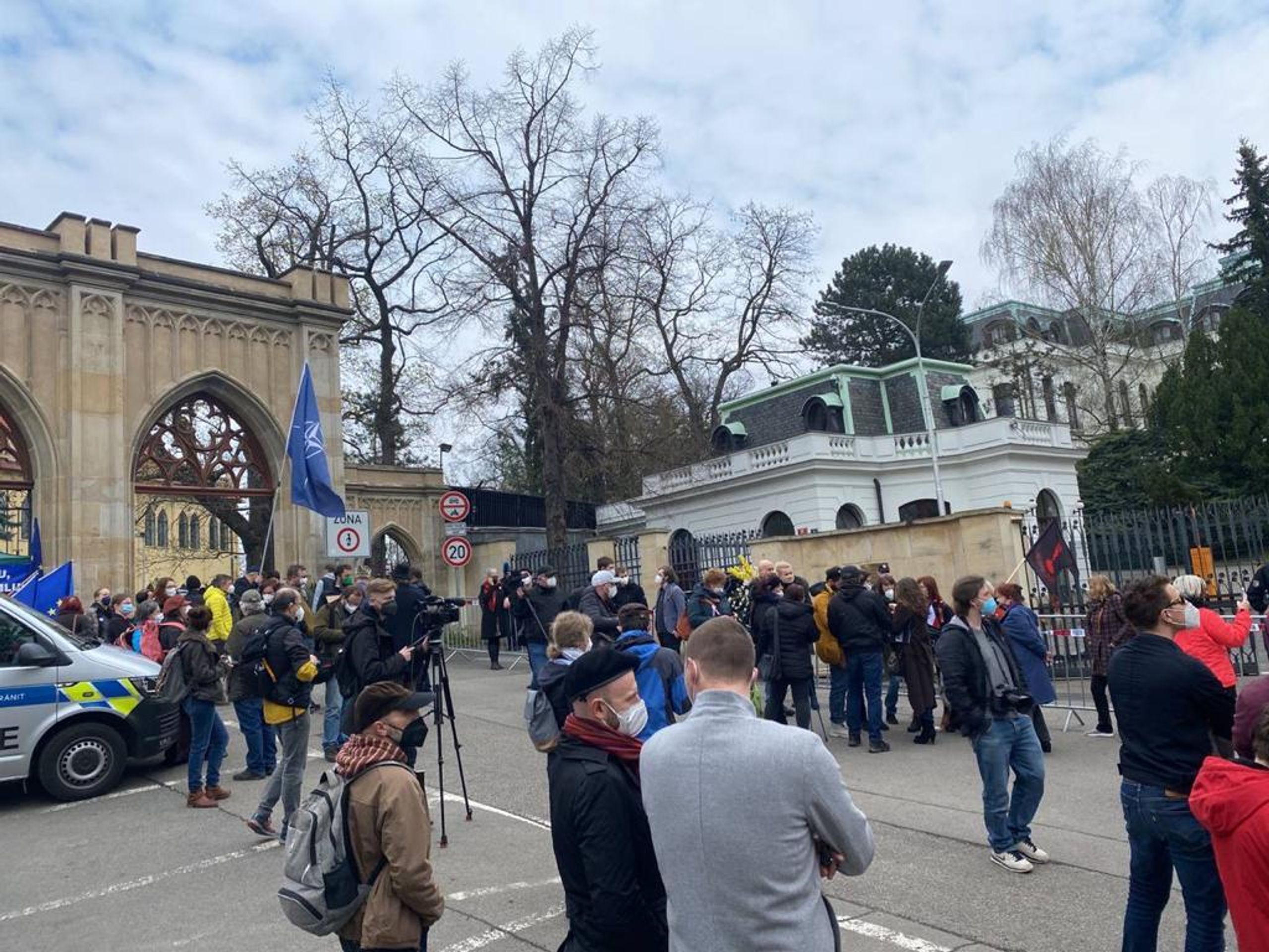 Demonstrace před ruskou ambasádou - 1 - GALERIE: Protesty před ruskou ambasádou v Praze (6/14)