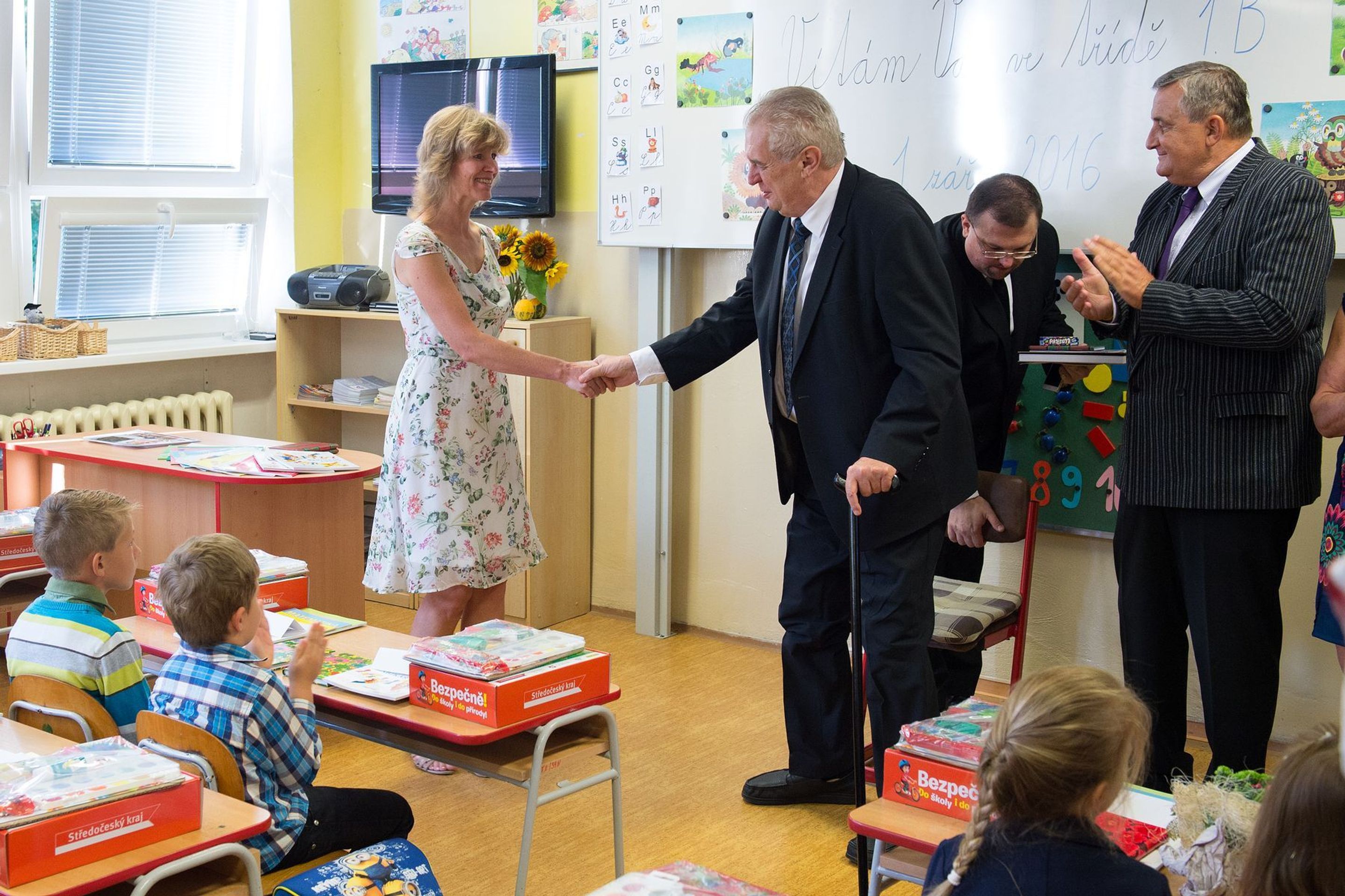 Prezident Miloš Zeman vítá prvňáčky - 4 - GALERIE: Miloš Zeman zahajuje školní rok ve Stochově (17/17)