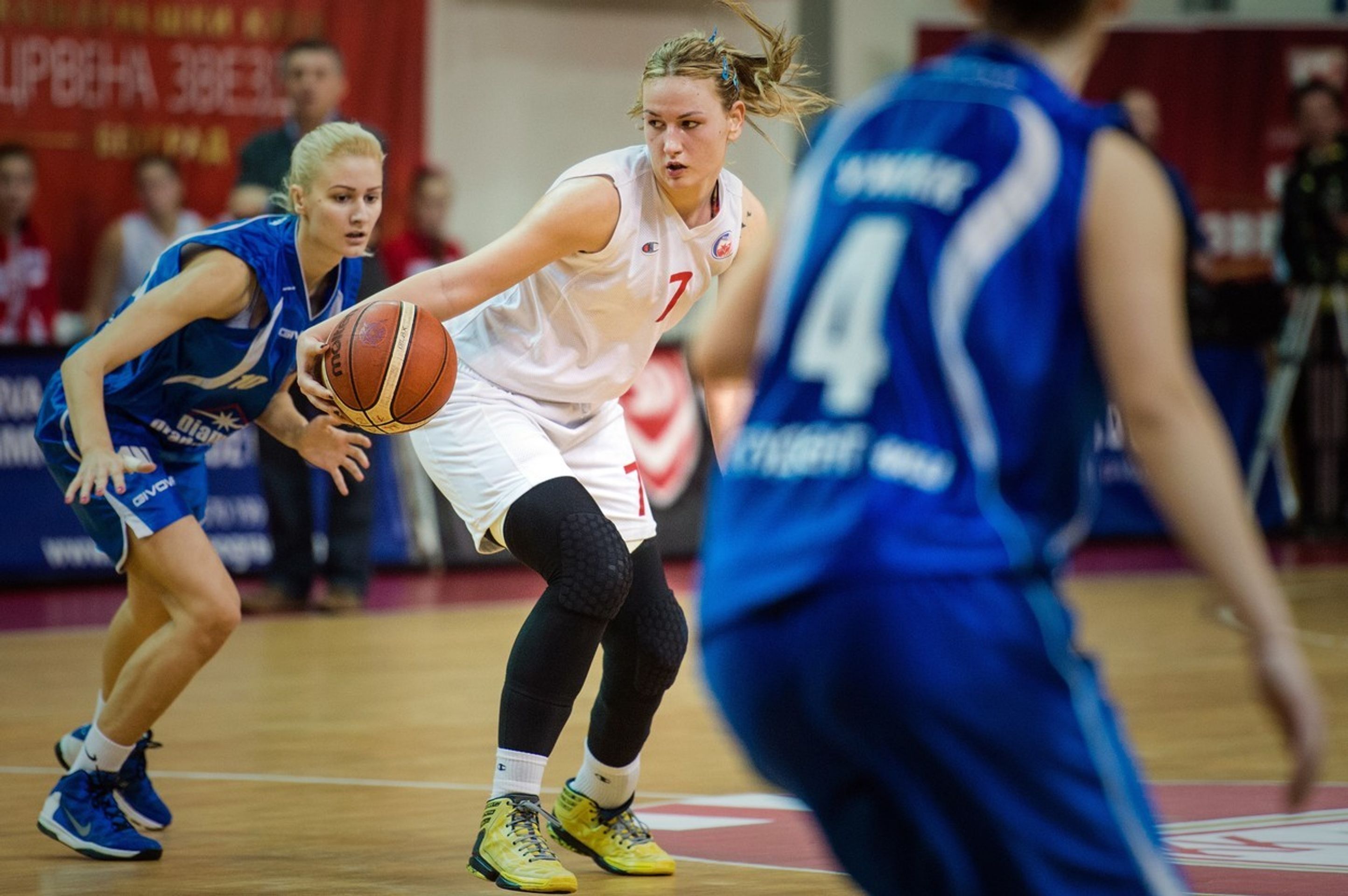 Srbská basketbalistka hraje s ortézou - 3 - GALERIE: Srbská basketbalistka hraje s protézou (5/7)
