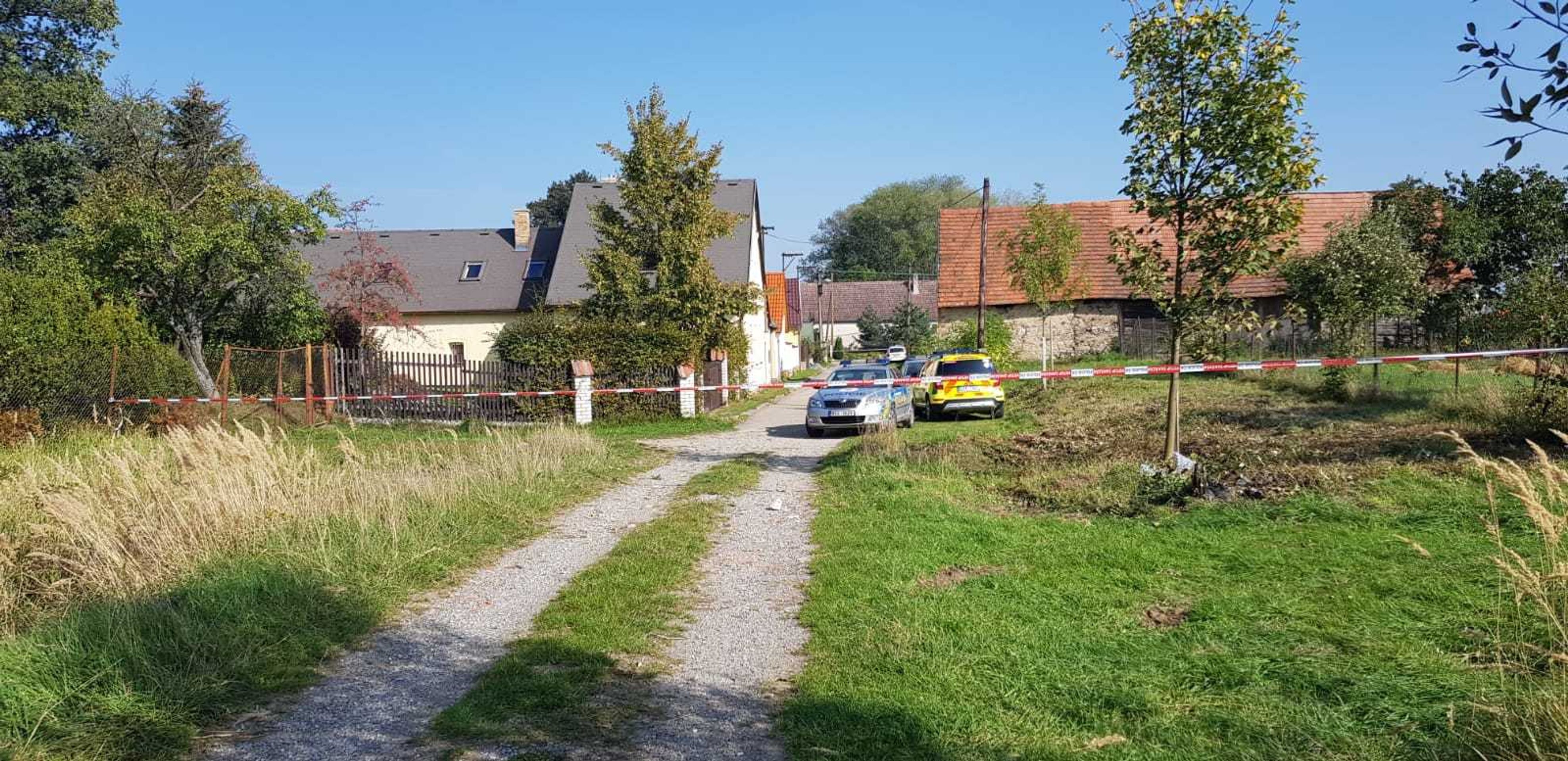 Jeden mrtvý a jeden těžce zraněný na Benešovsku - 2 - GALERIE: Střelba v malé obci na Benešovsku (3/6)