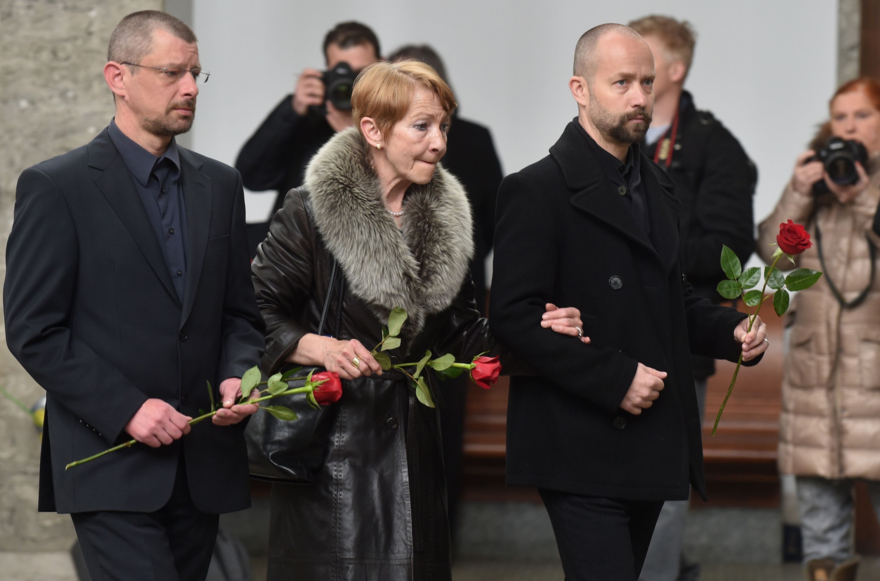 Rozloučení s Jiřím Ornestem - Daniela Kolářová se syny - GALERIE: Rozloučení s Jiřím Ornestem (27/39)
