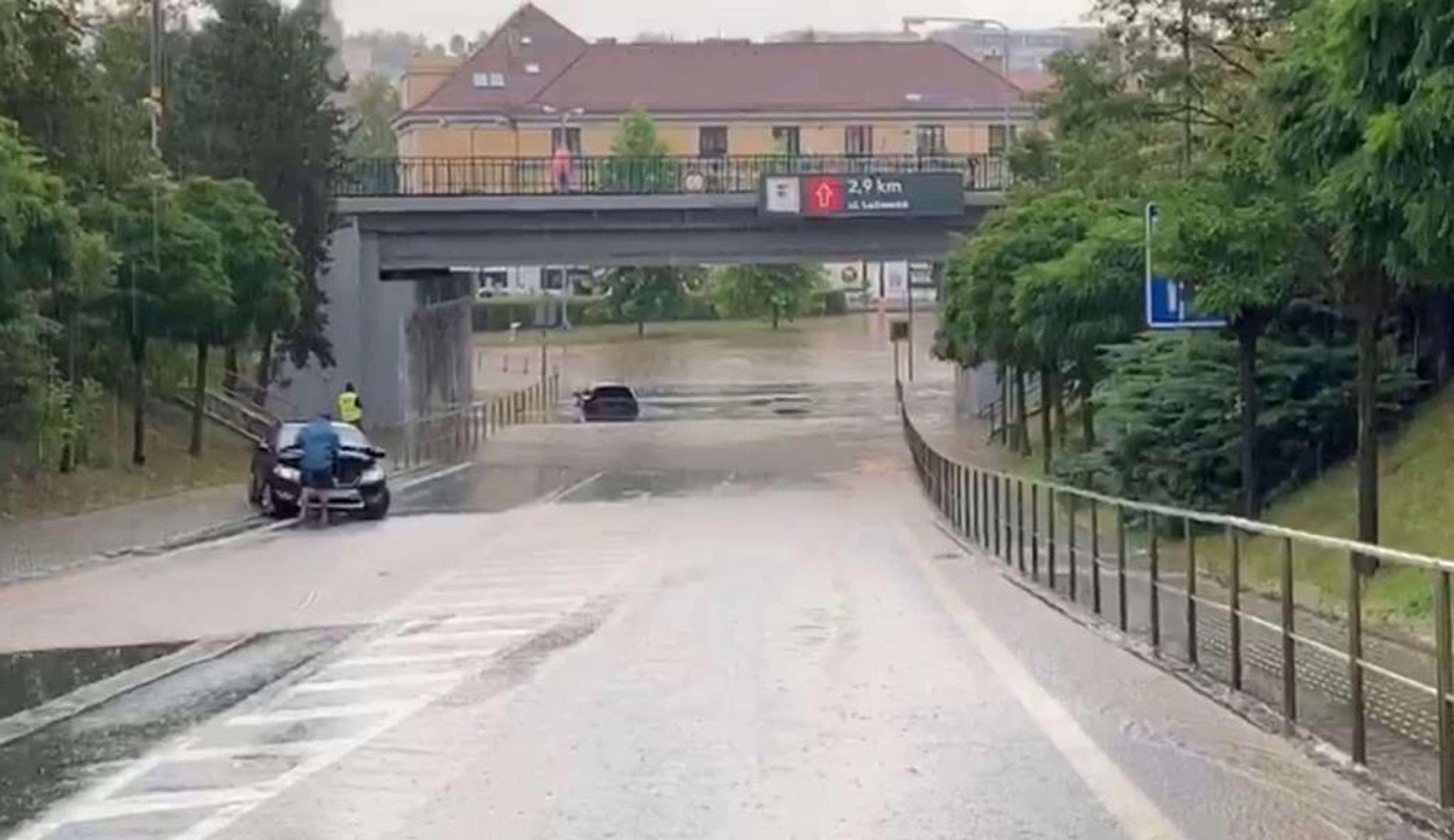 Obří laguna po bouřce v Rakovníku - 1 - GALERIE: Obří laguna po bouřce v Rakovníku (10/10)