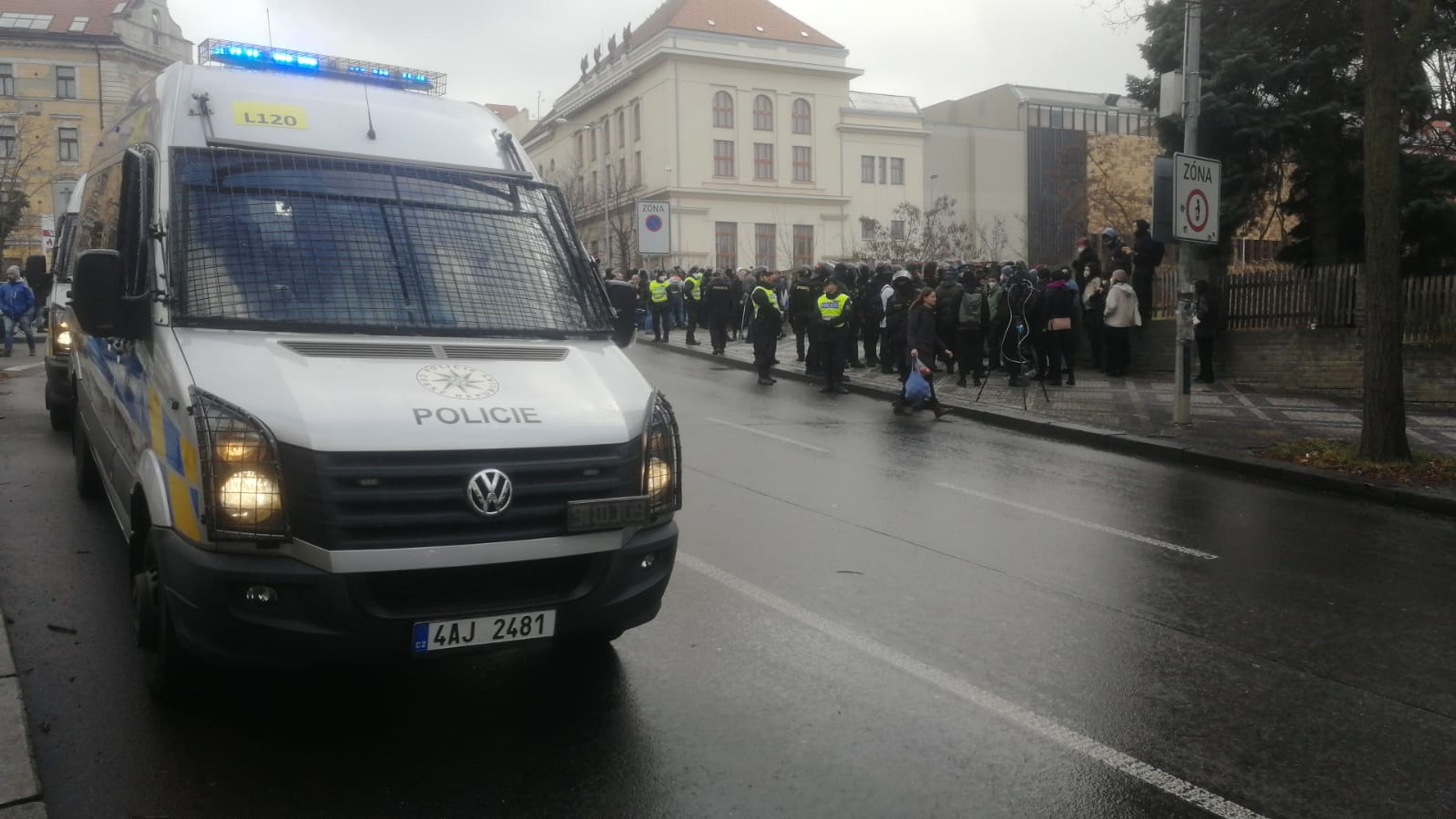 Shromáždění před ruskou ambasádou v Praze - Shromáždění před ruskou ambasádou v Praze (14/15)