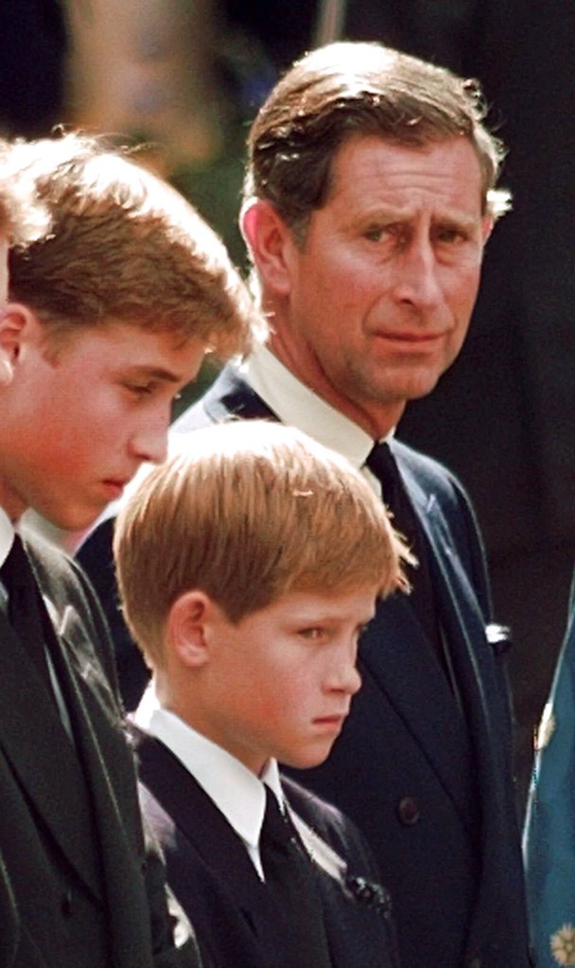 Princ Charles se syny Harrym a Williamem, 1997 pohřeb princezny Diany - Královská rodina (14/23)