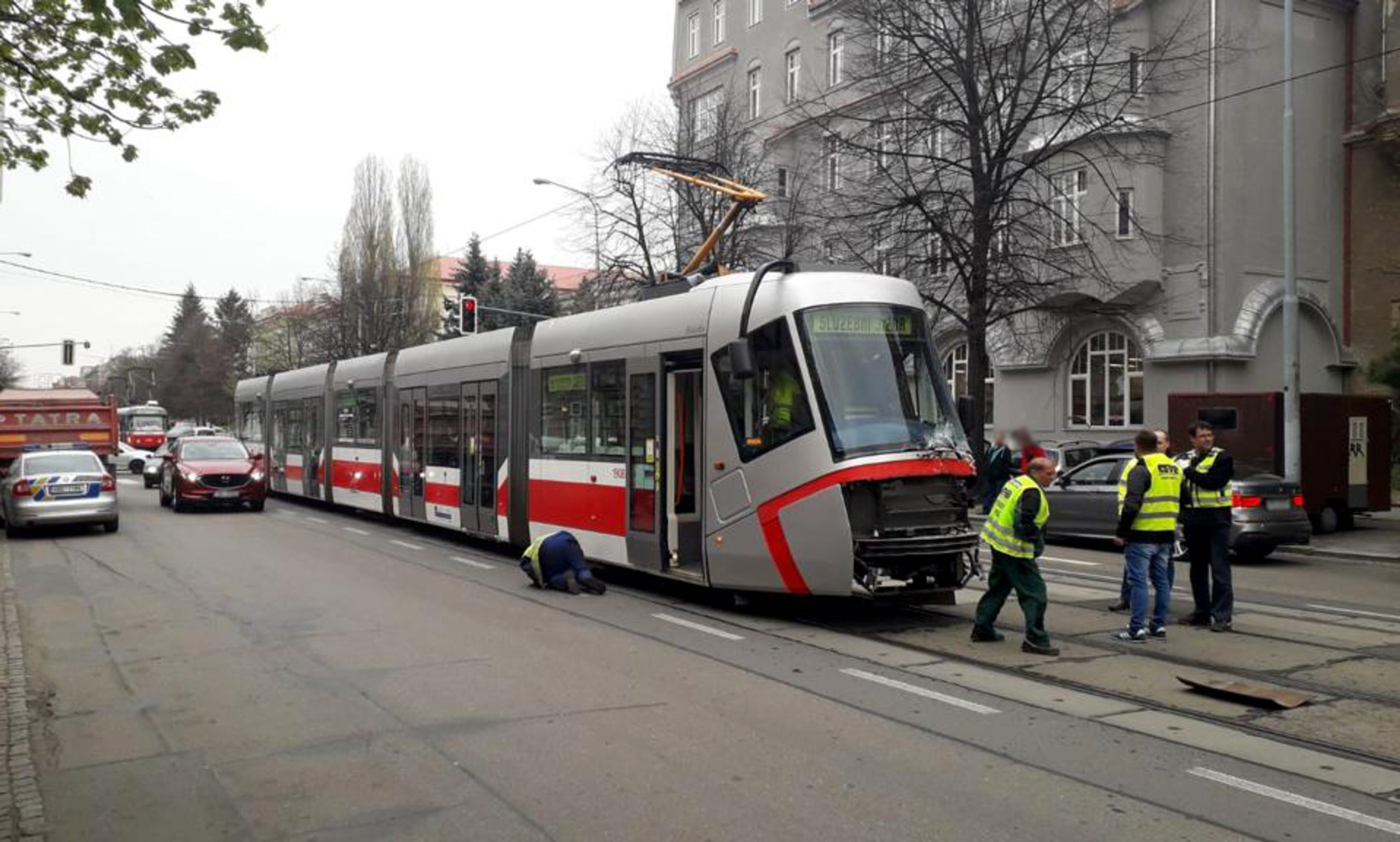 Nehoda tramvaje a nákladního auta v Brně - 3 - GALERIE: Nehoda tramvaje a nákladního auta v Brně (3/5)