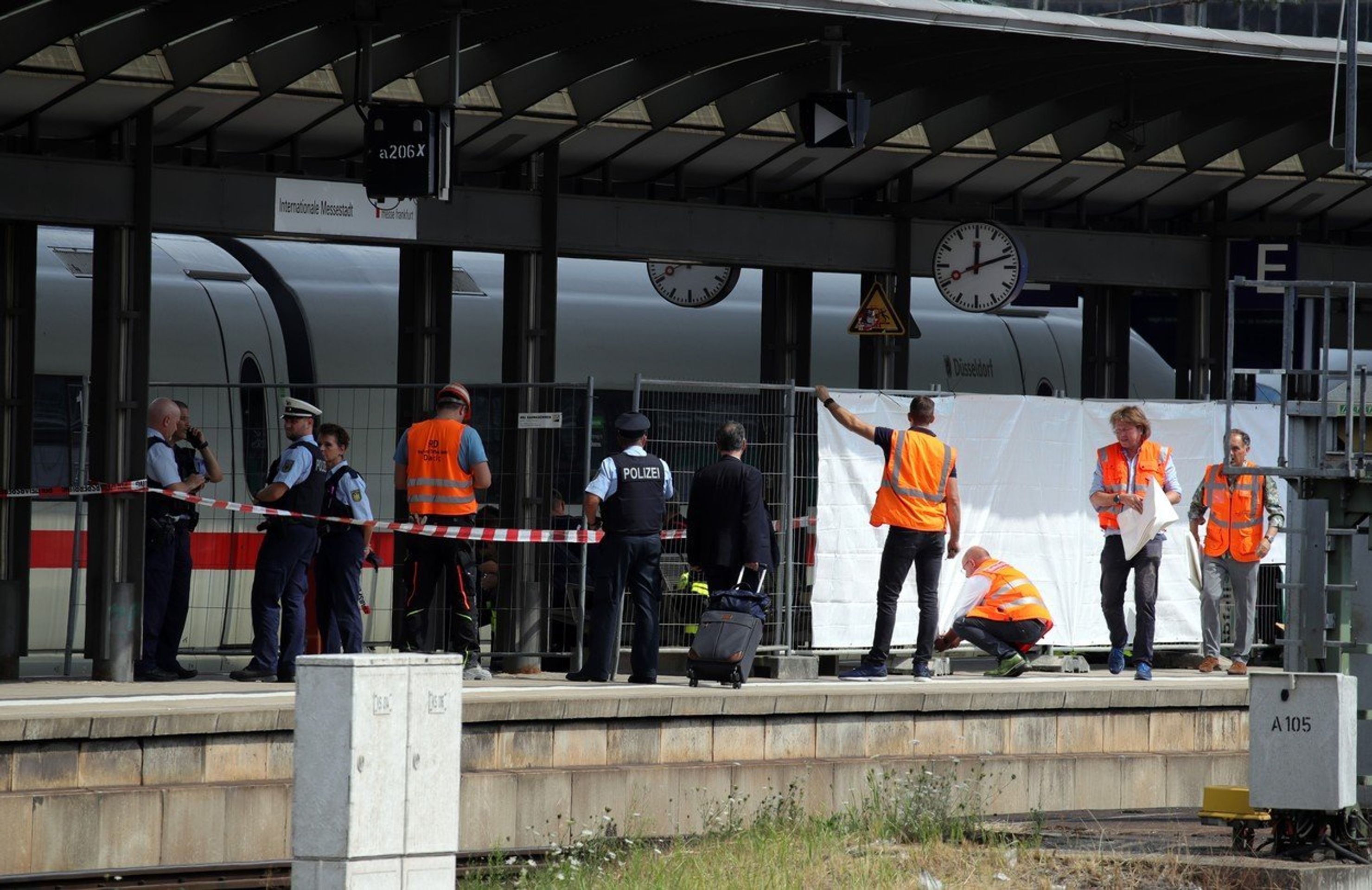 Muž v Frankfurtu nad Mohanem strčil pod vlak chlapce s matkou - 2 - GALERIE: Muž v Frankfurtu nad Mohanem strčil pod vlak chlapce s matkou (2/5)