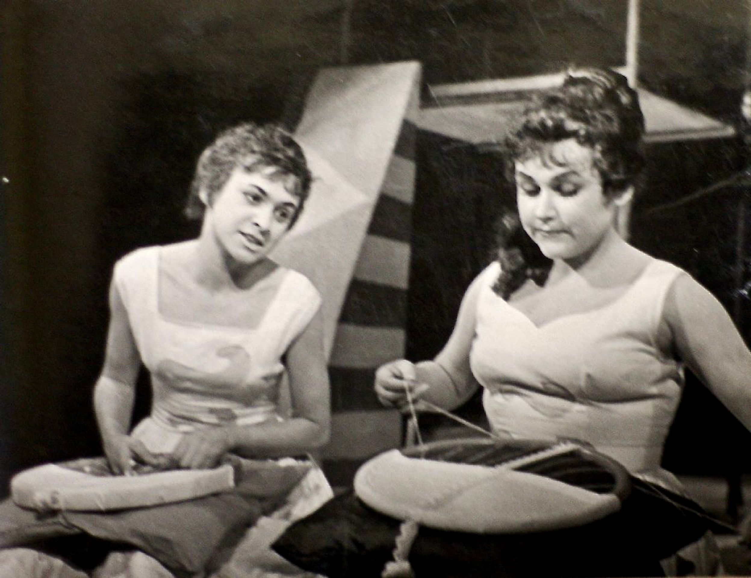 Alena Tománková a Jiřina Třebická ve hře Poprask na laguně, 1961 - Alena Tománková-Matoušková (4/6)