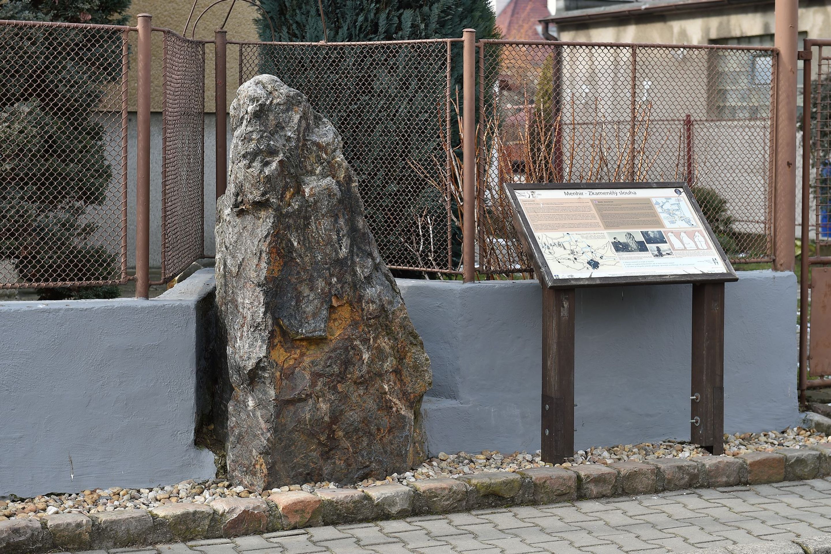 Menhir v Dolních Chabrech - 4 - GALERIE: Menhir v Dolních Chabrech (3/6)