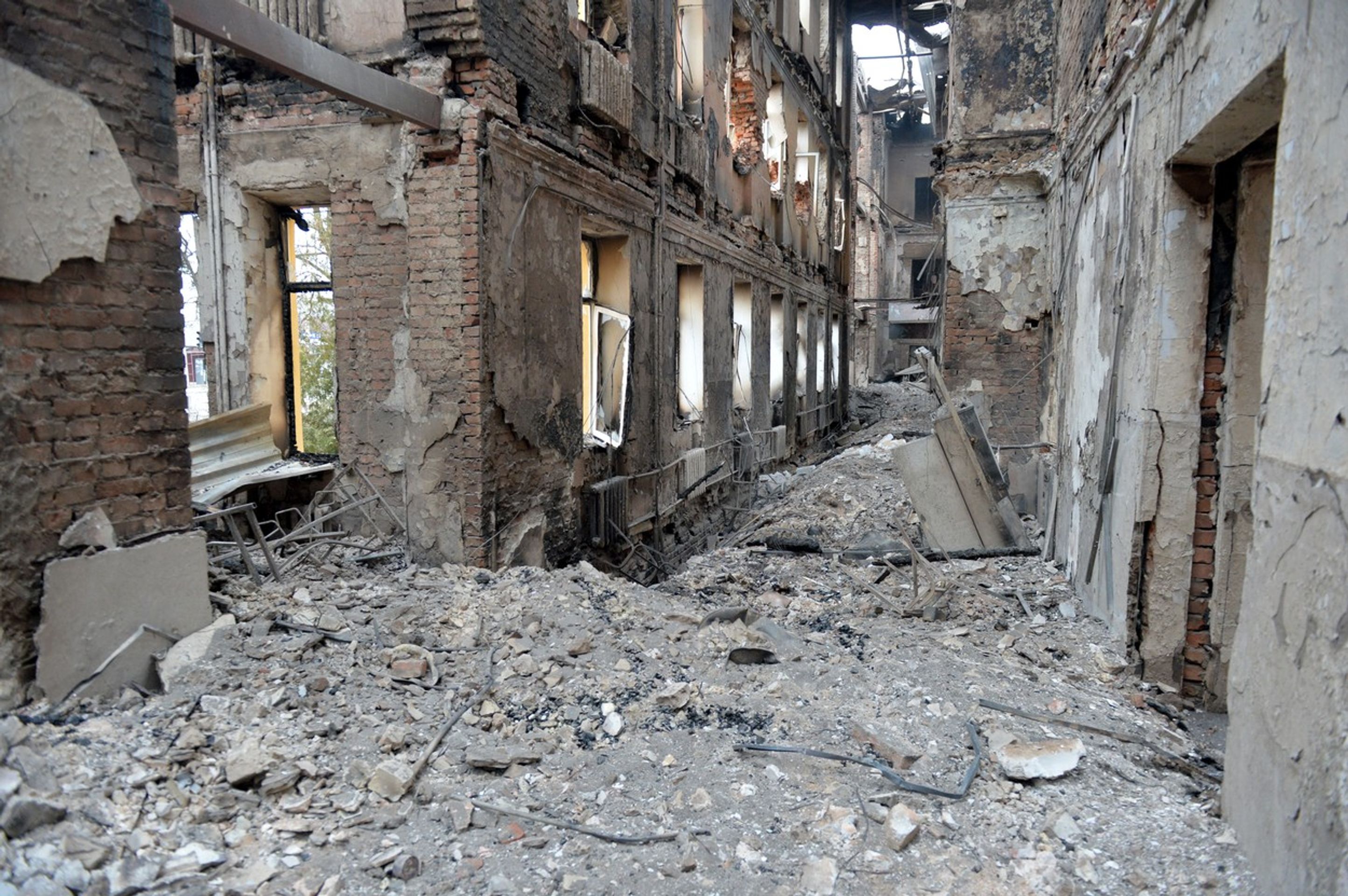Škola zničená v důsledku boje na na Ukrajině (3) - Útok na Charkov (2/5)
