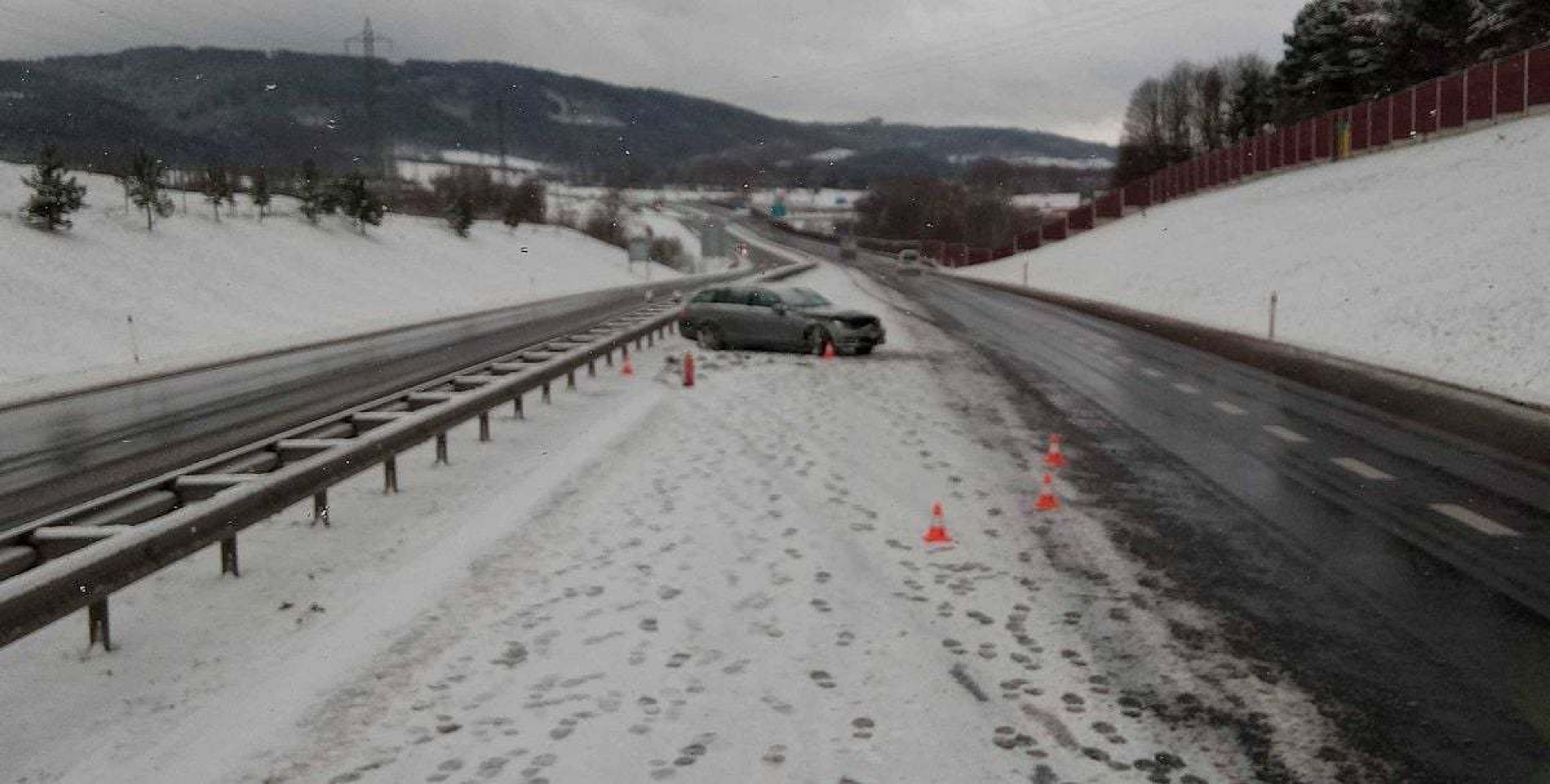 Dopravní komplikace na Sokolovsku - 4 - GALERIE: Sníh zkomplikoval dopravu v Česku (5/5)
