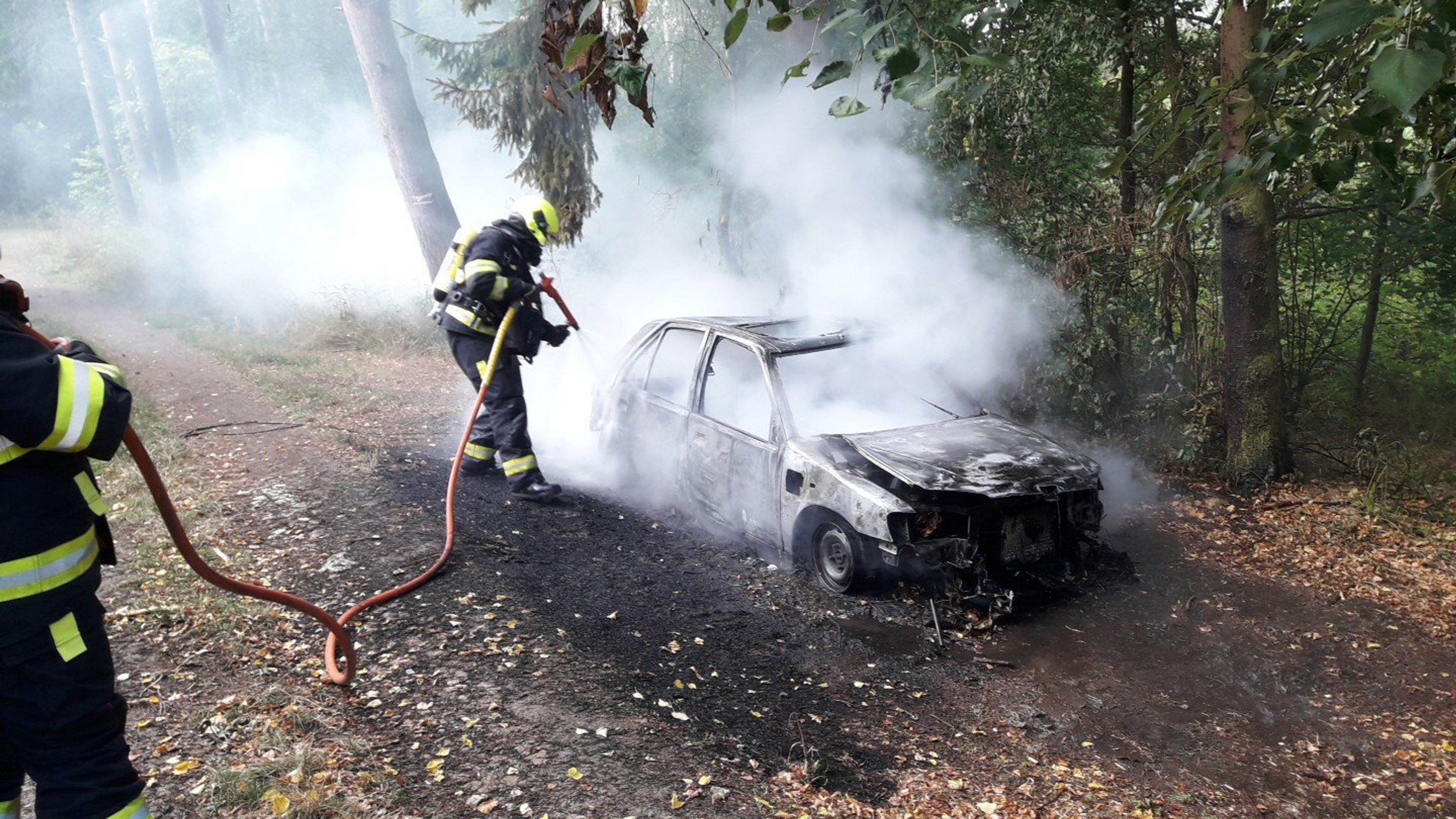 Požár elektromobilu na Plzeňsku - Požár malého přestavěného elektromobilu na Plzeňsku (7/10)