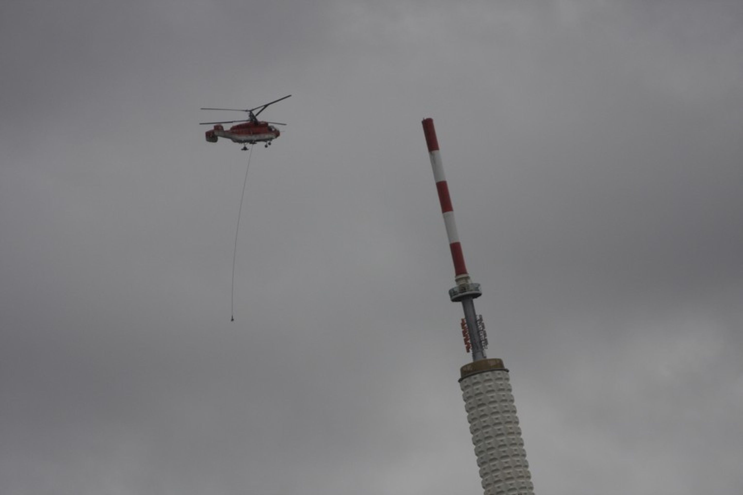Vrtulník instaluje novou anténu na žižkovský vysílač - Fotogalerie - Vrtulník instaluje novou anténu na žižkovský vysílač (6/6)