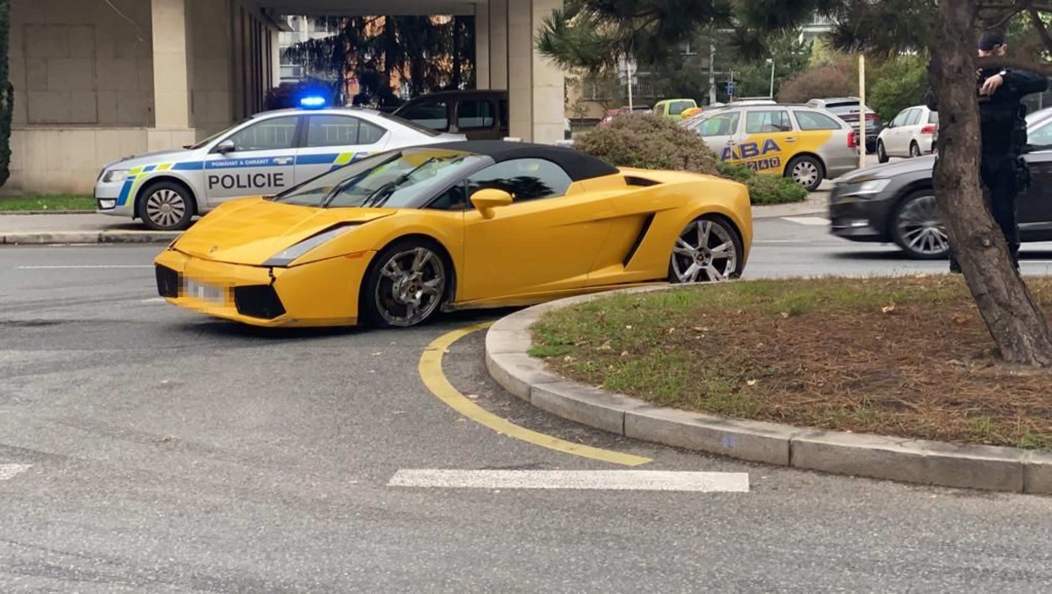Nehoda opilého řidiče Lamborghini v Praze - 4 - GALERIE: Nehoda opilého řidiče Lamborghini v Praze (4/7)
