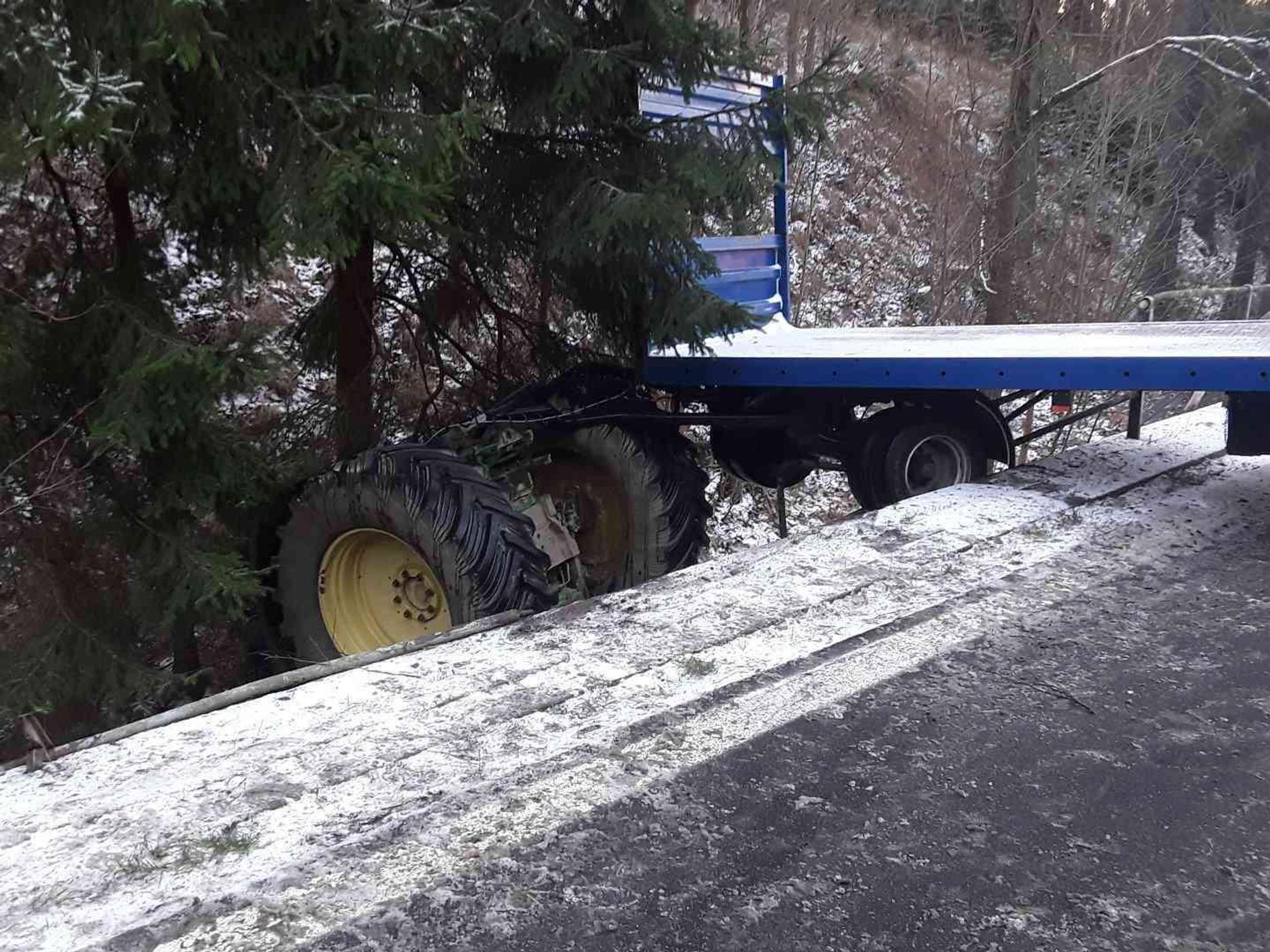 Ledovka na silnicích komplikuje dopravu na Vysočině - 2 - GALERIE: Ledovka na silnicích komplikuje dopravu na Vysočině (2/3)