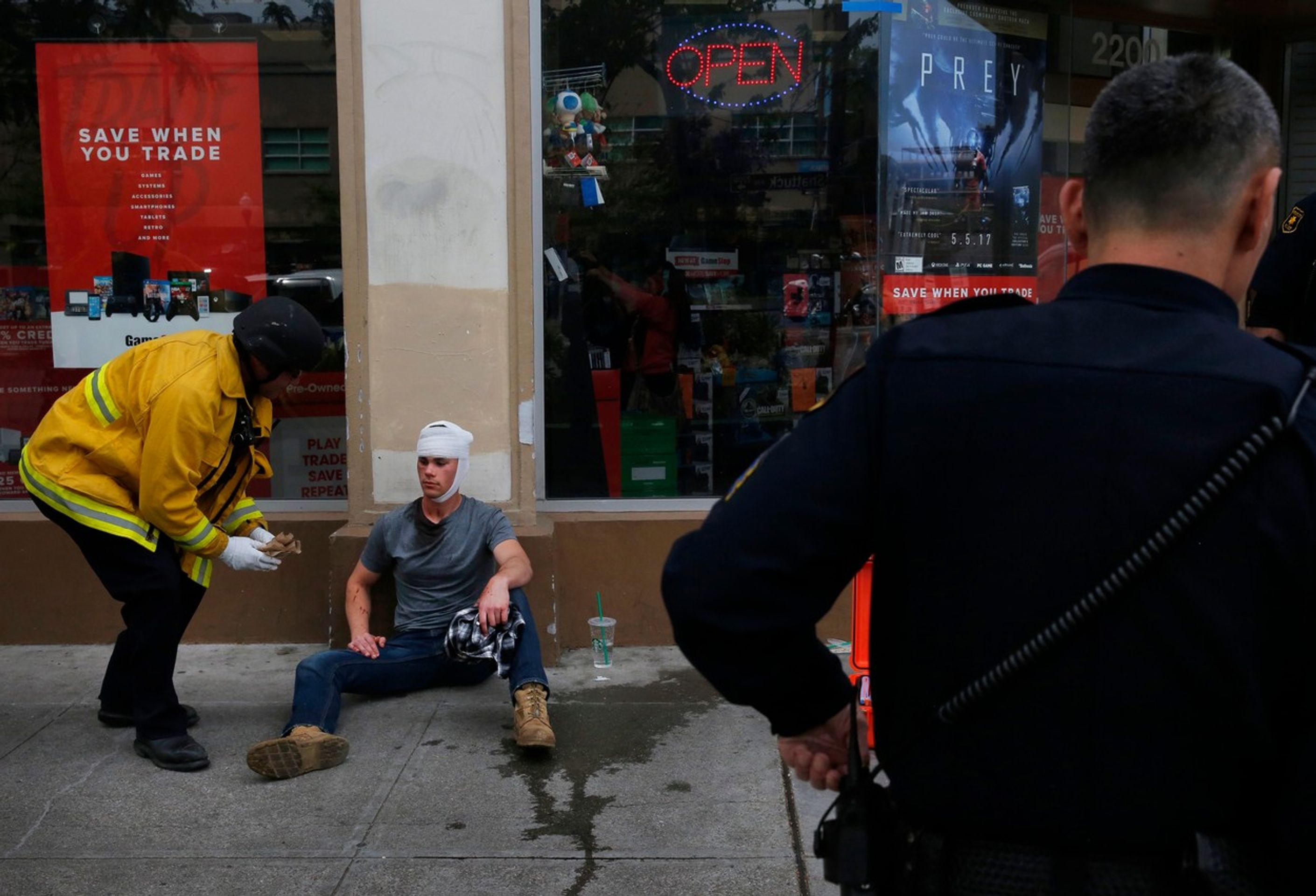 Bitka při protestech v Berkeley - GALERIE: Demonstrace v Berkeley přerostla v hromadnou bitku (6/6)