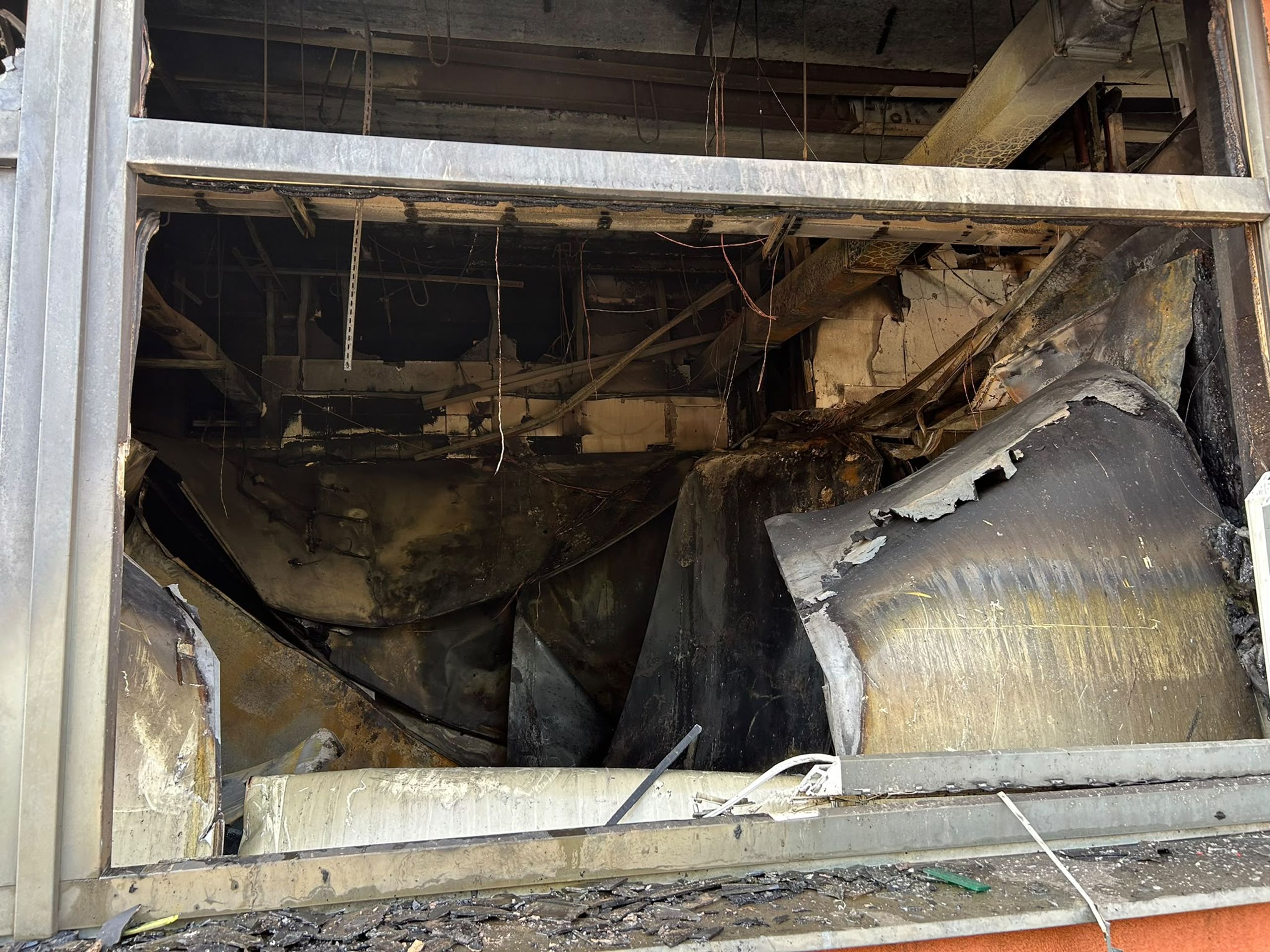 Požár samoobsluhy na sídlišti Dědina, Praha 6 - Požár samoobsluhy na sídlišti Dědina, Praha 6 (3/6)
