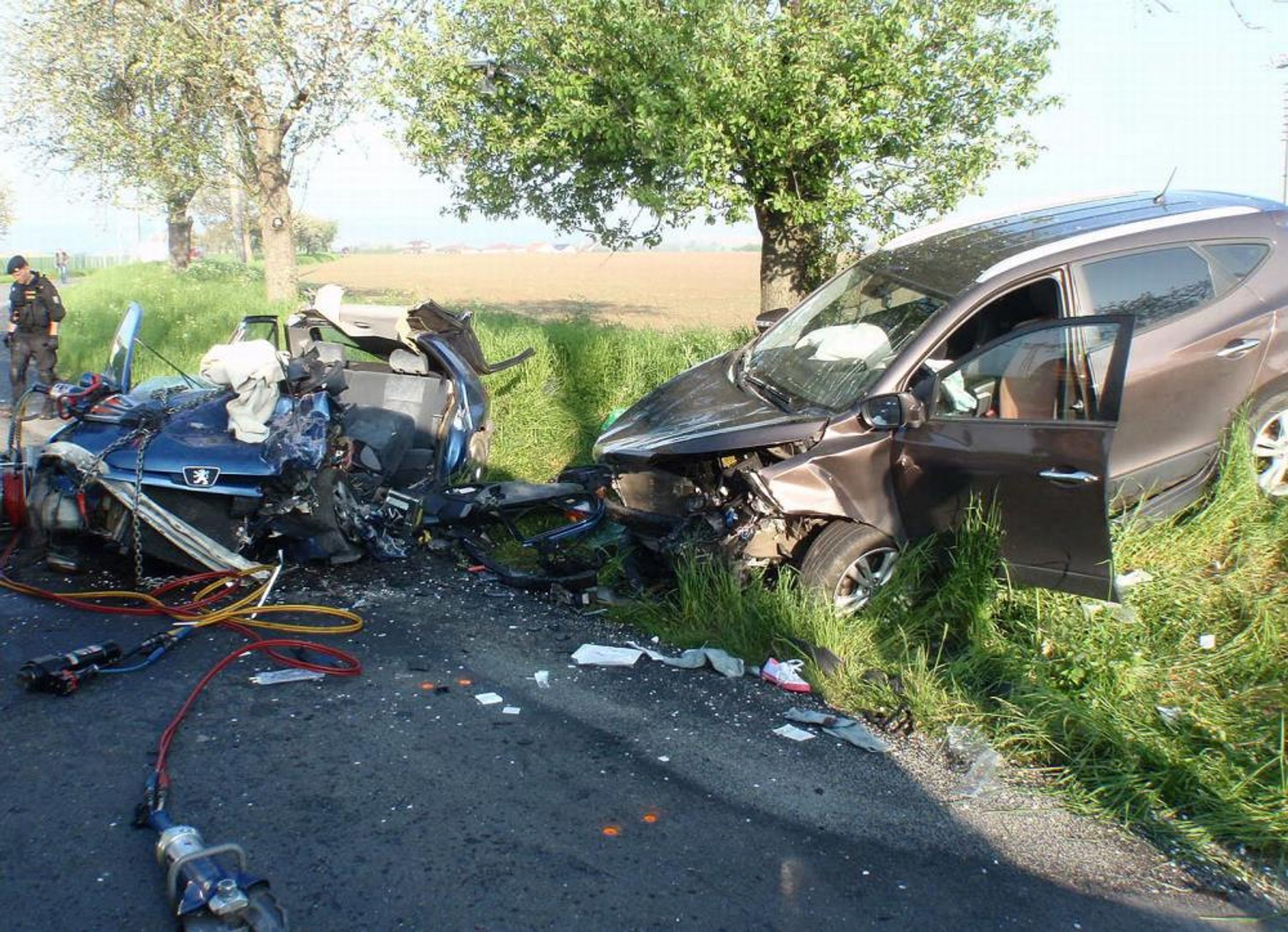 Vážná dopravní nehoda u Kroměříže - GALERIE: Řidičku po nehodě museli z vraku vystříhat (3/5)