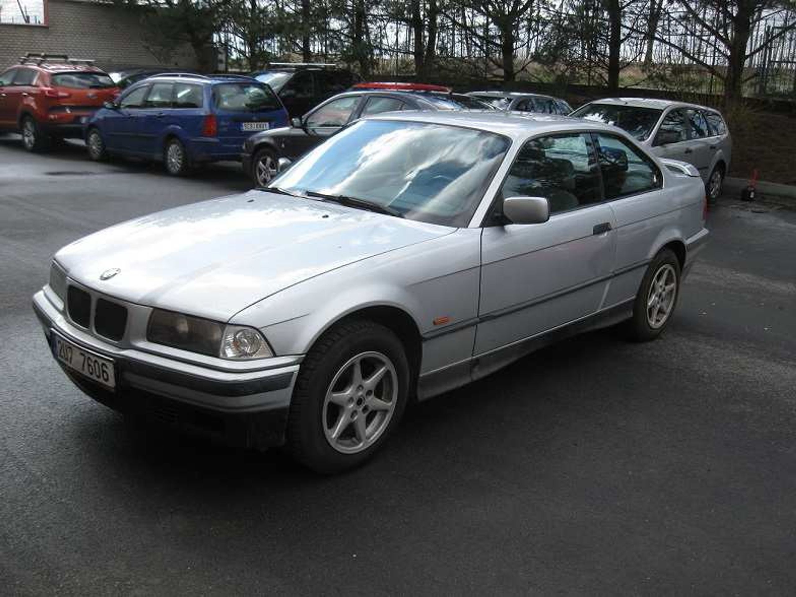 Dražba aut 19.6. 2015 - BMW 320, 10 000 Kč - GALERIE: Dražba aut 19.6. 2015 (2/23)