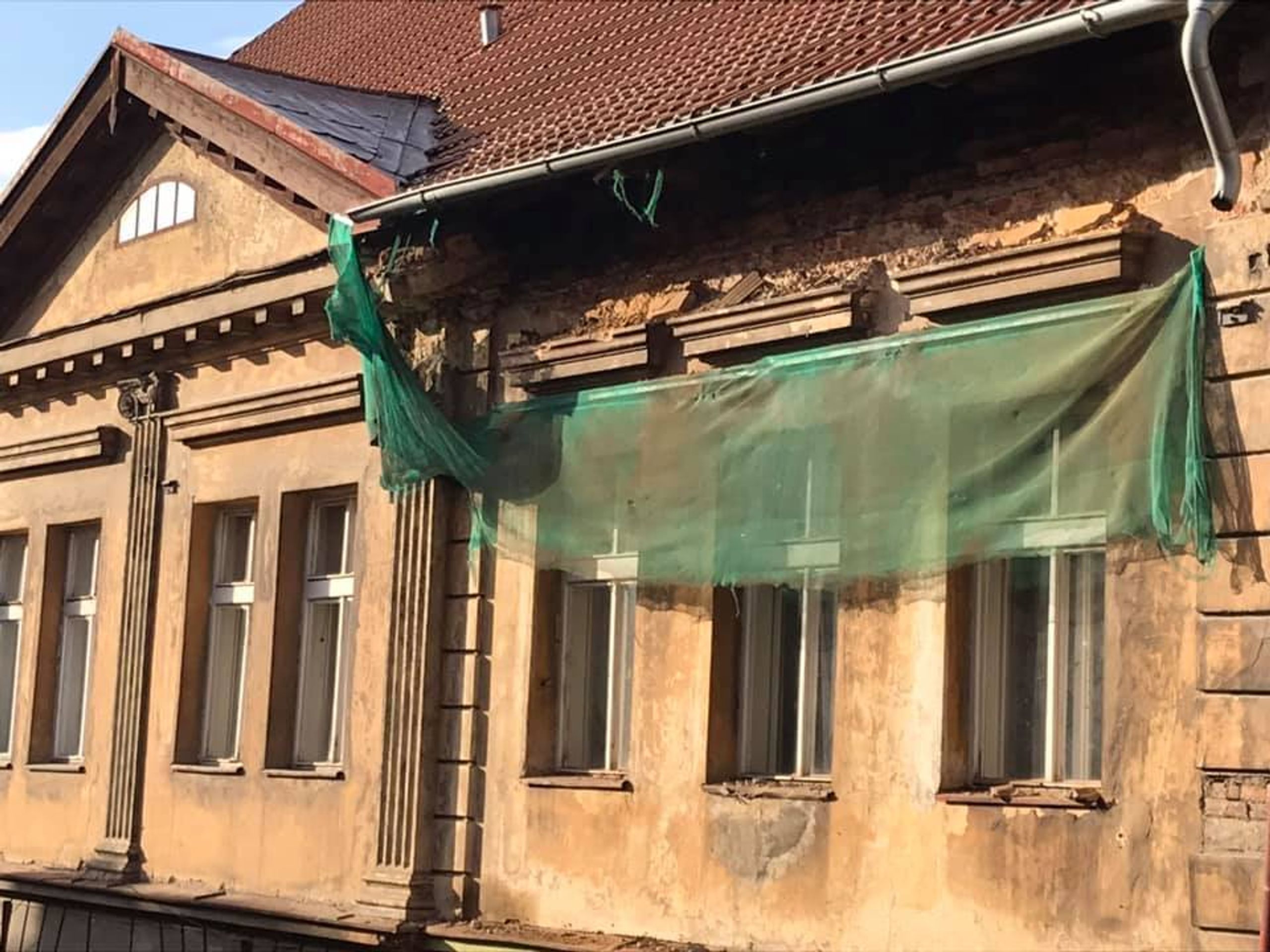 Opravovaná zeď domu v České Lípě se zřítila do ulice - 4 - GALERIE: Opravovaná zeď se zřítila do ulice (3/7)