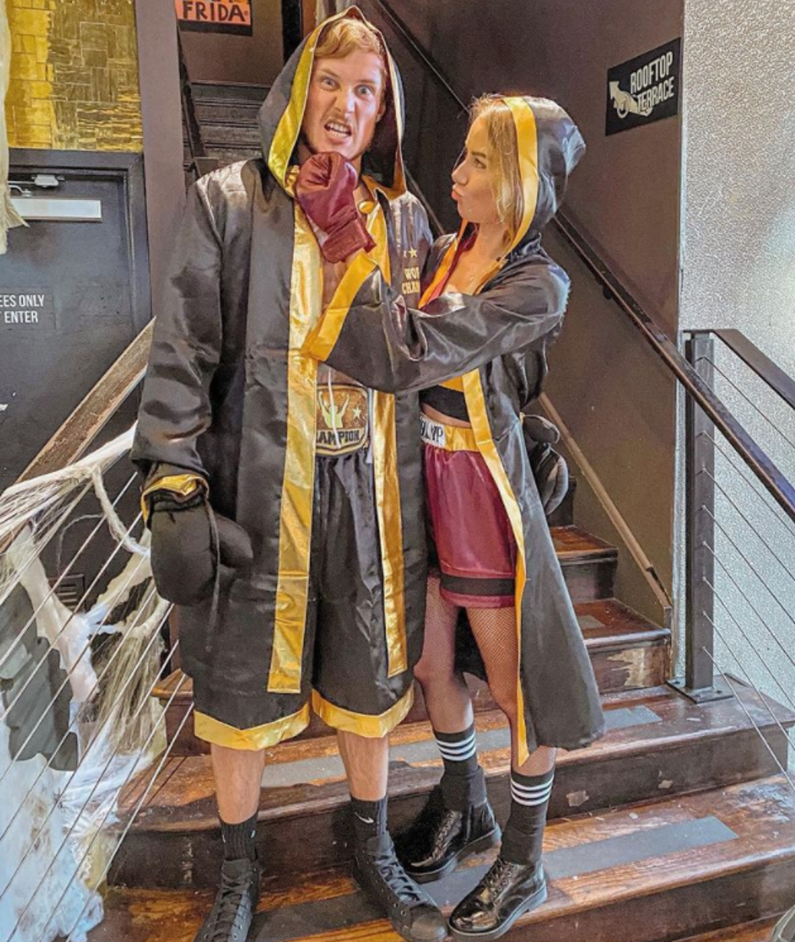 Hokejový brankář Vítek Vaněček se svou partnerkou v halloweenském převleku. - Harry Potter, Tom Brady i Freddy Krueger . Jaký byl Halloween u slavných sportovců? (2/10)