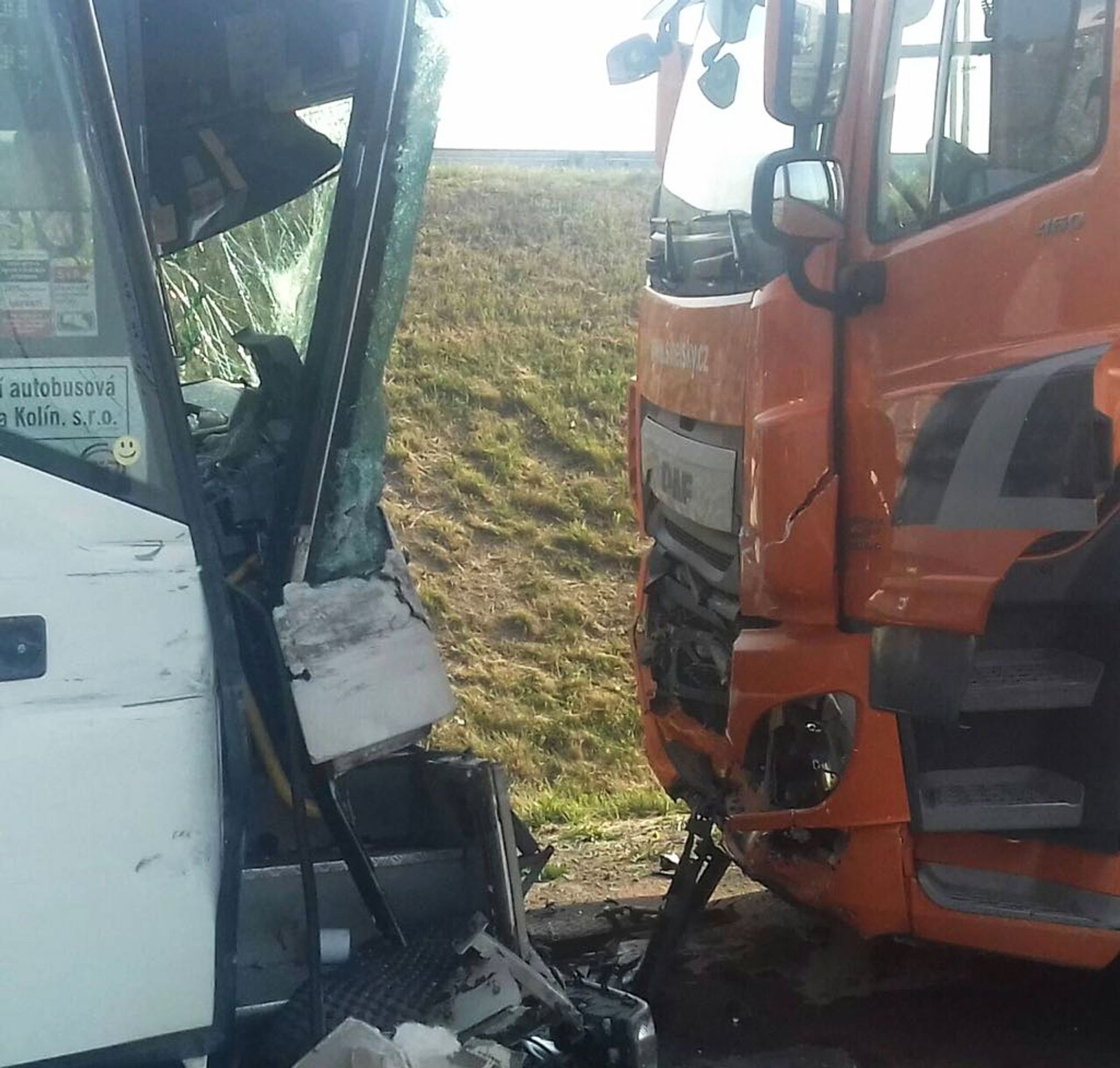Nehoda autobusu a náklaďáku u Nymburka - 2 - GALERIE: Nehoda u Nymburka (2/5)