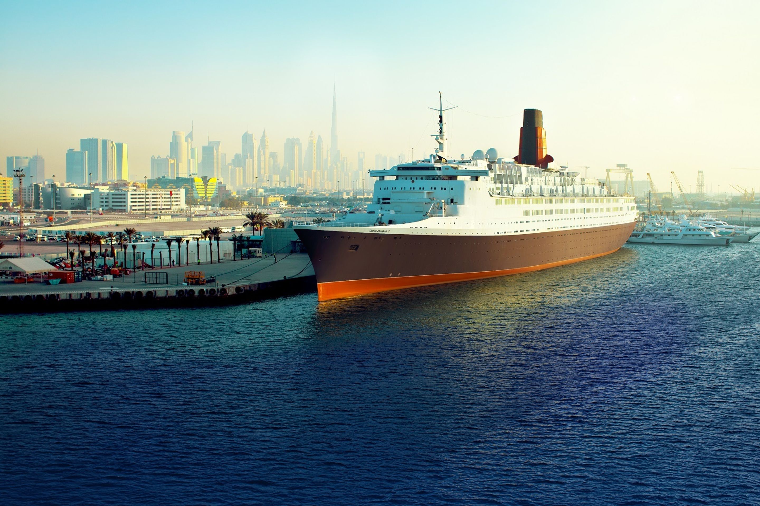 Plovoucí hotel Queen Elizabeth II v dubajském přístavu - 4 - GALERIE: Plovoucí hotel Queen Elizabeth II v dubajském přístavu (5/9)